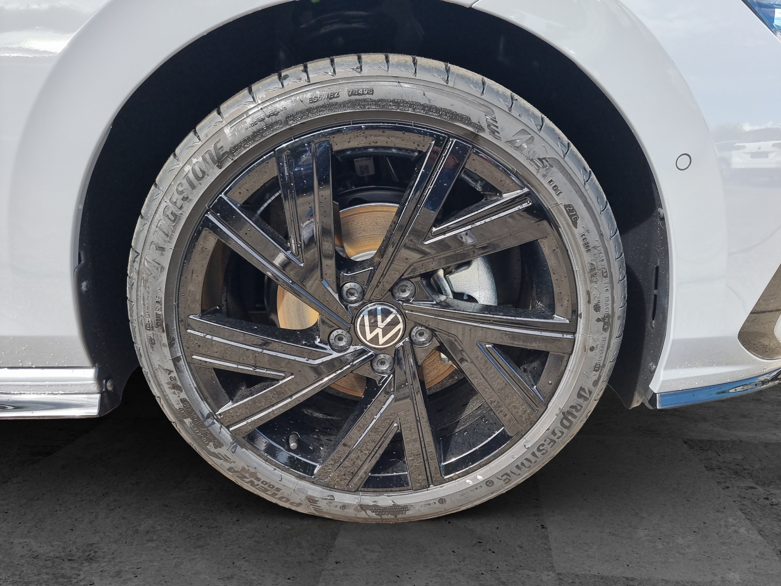 Fahrzeugabbildung Volkswagen Golf VIII R-Line eTSI LED RFK Sound AID SH LM