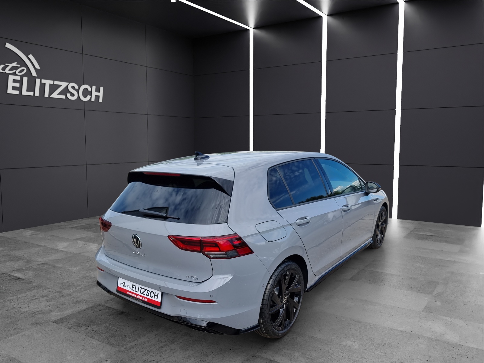 Fahrzeugabbildung Volkswagen Golf VIII R-Line eTSI LED RFK Sound AID SH LM