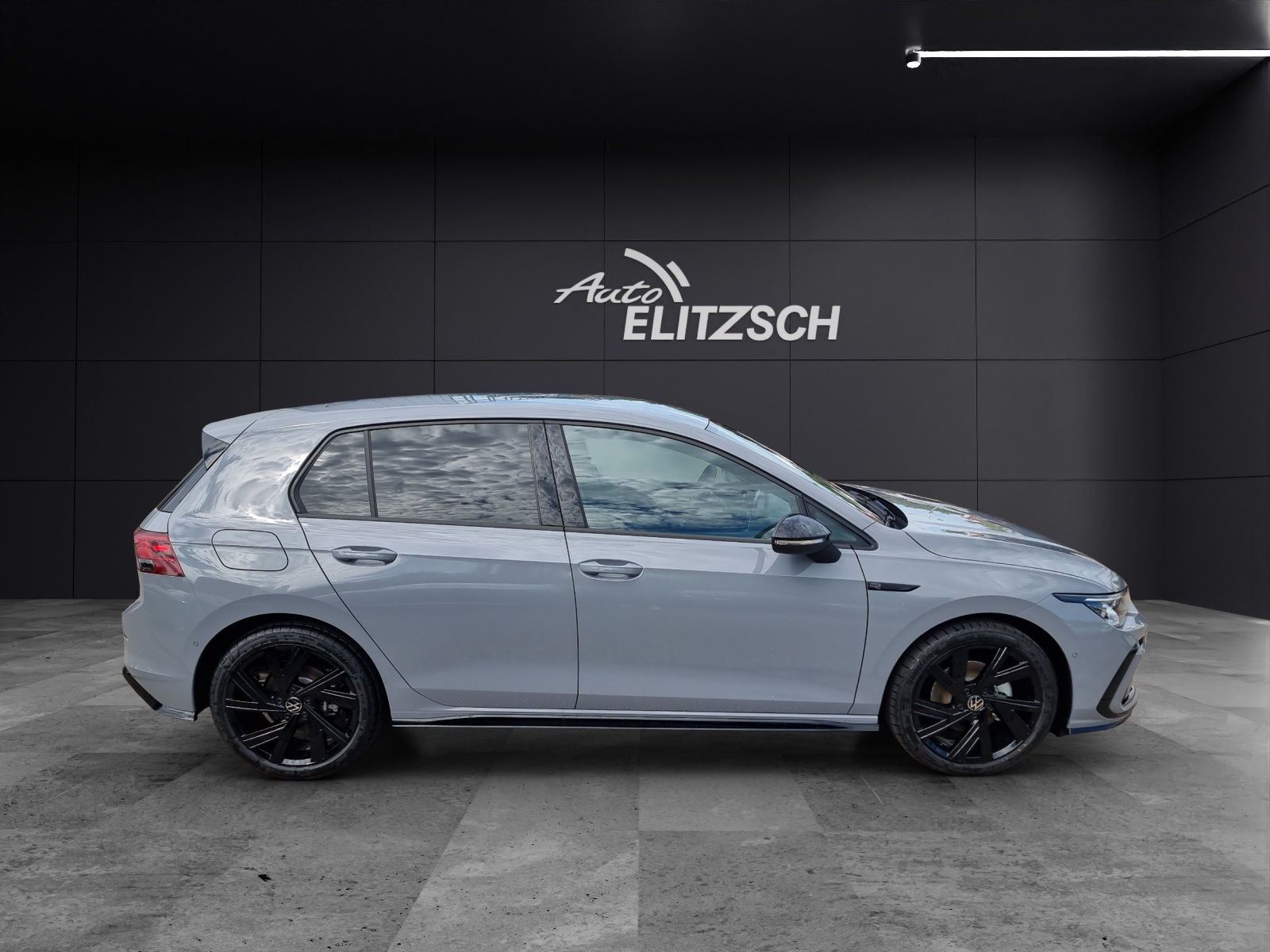 Fahrzeugabbildung Volkswagen Golf VIII R-Line eTSI LED RFK Sound AID SH LM