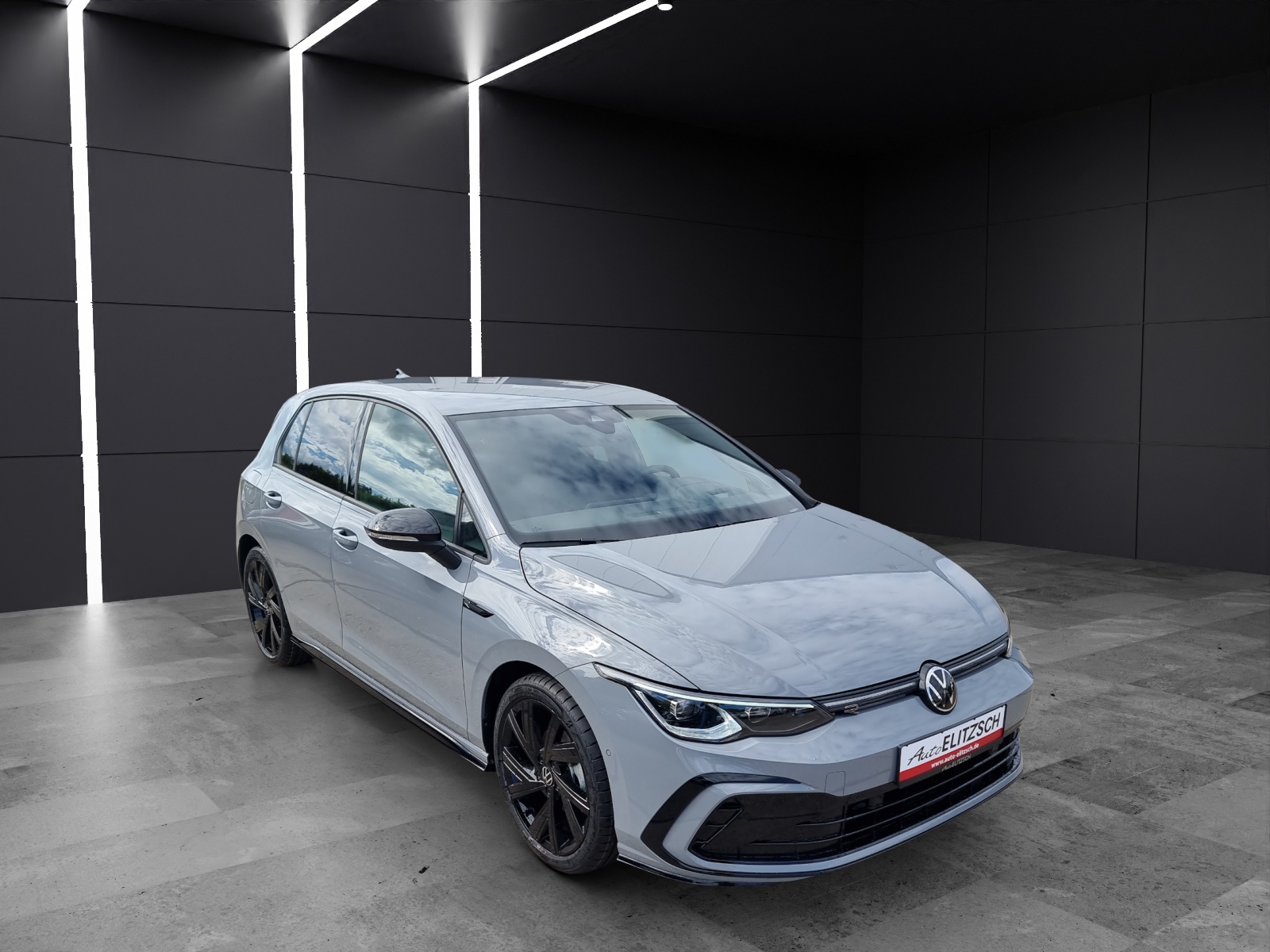 Fahrzeugabbildung Volkswagen Golf VIII R-Line eTSI LED RFK Sound AID SH LM