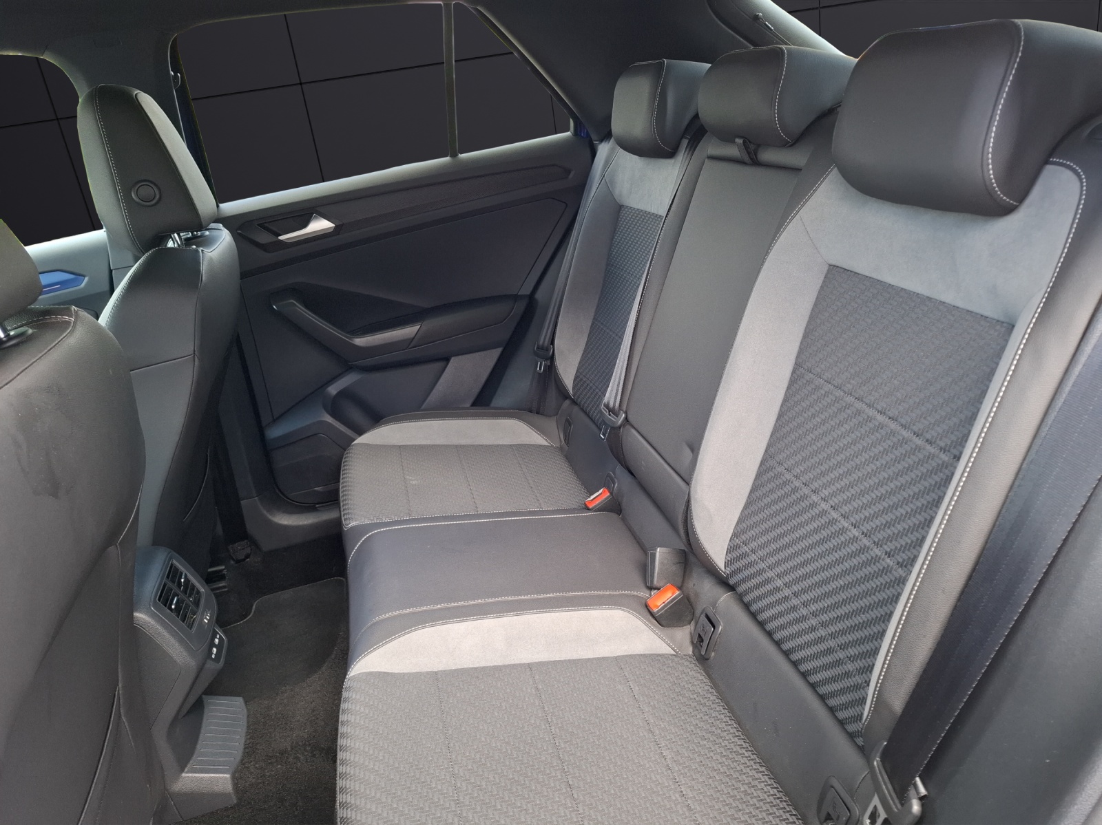 Fahrzeugabbildung Volkswagen T-Roc R DSG 4M LED Navi AID ACC RFK Beats 19