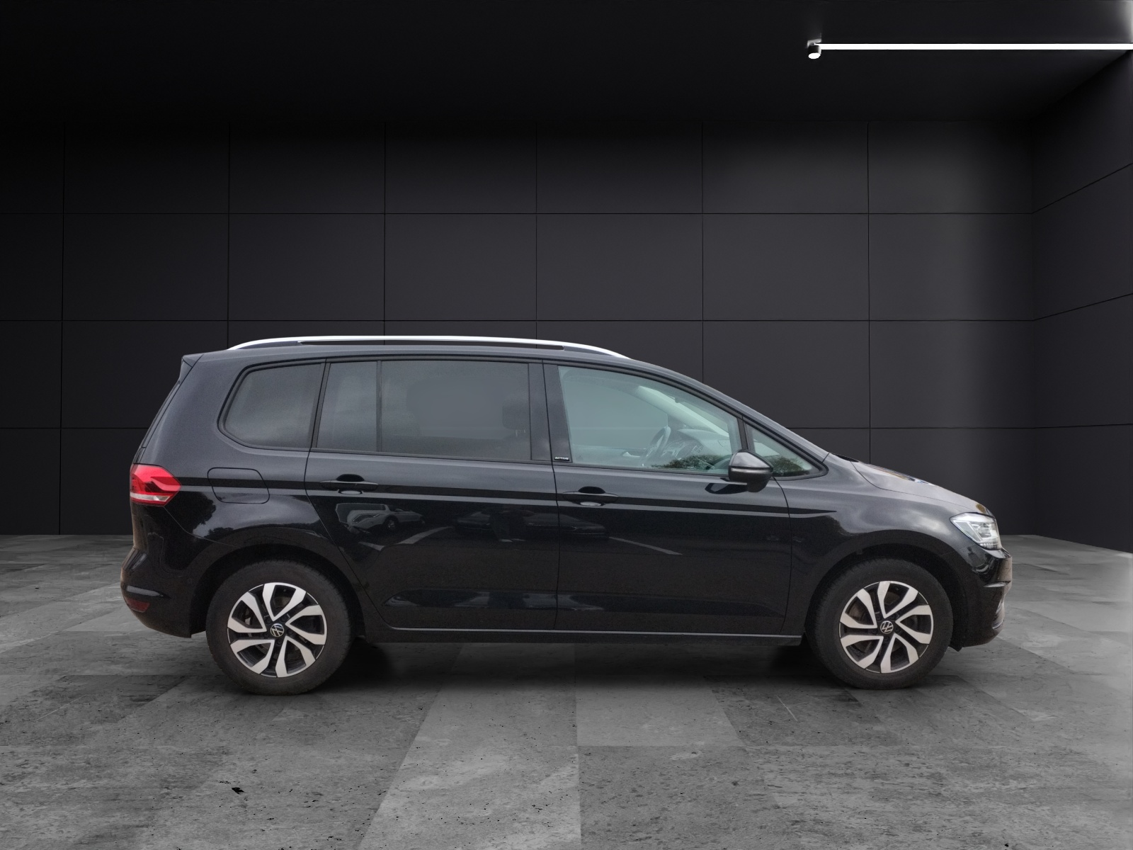 Fahrzeugabbildung Volkswagen Touran TSI Active STH LED Navi ACC Park-Assist SH