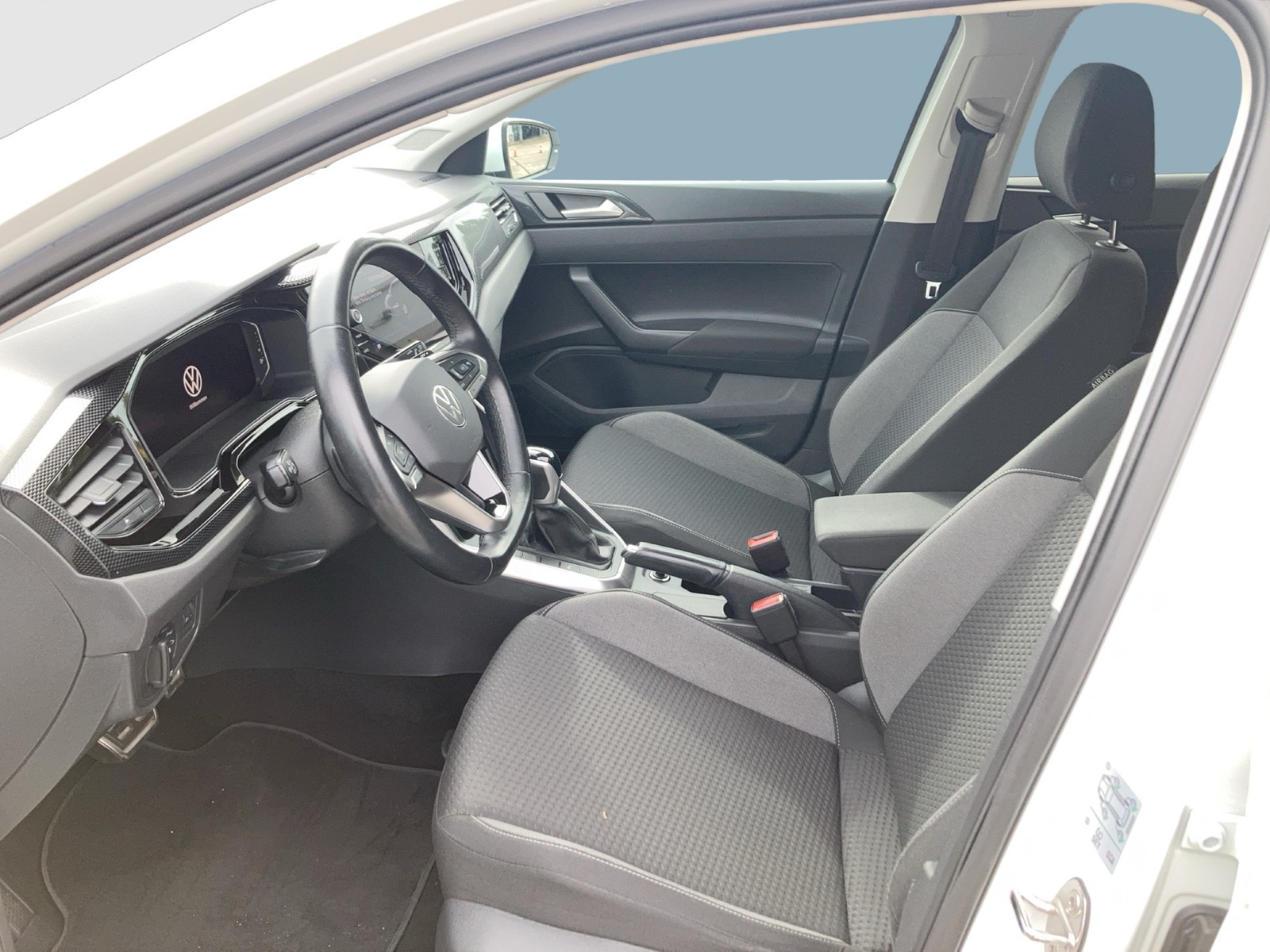 Fahrzeugabbildung Volkswagen Polo TSI Active DSG LED Navi AID ACC PDC SH
