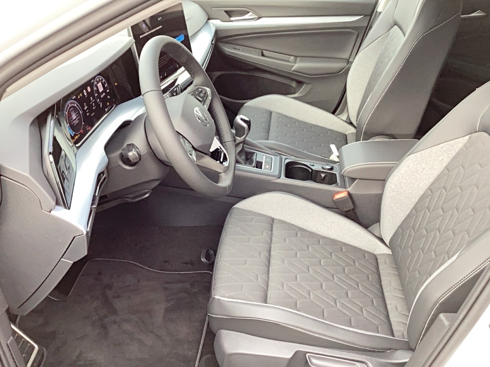 Fahrzeugabbildung Volkswagen Golf VIII TDI Energy LEDplus Navi AID ACC RFK SH