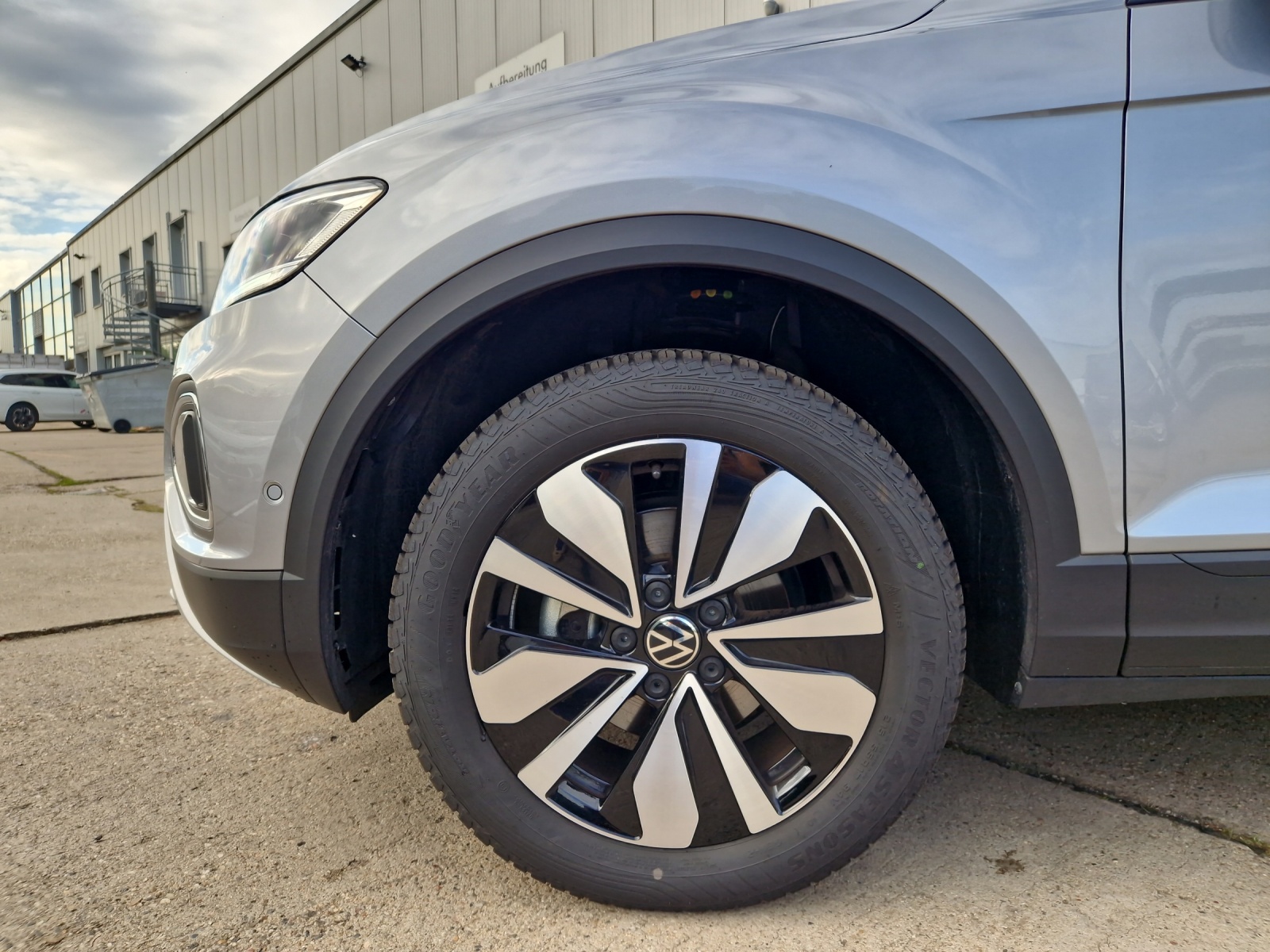 Fahrzeugabbildung Volkswagen T-Roc TSI Move STH LED Navi AID ACC Park-Assist SH