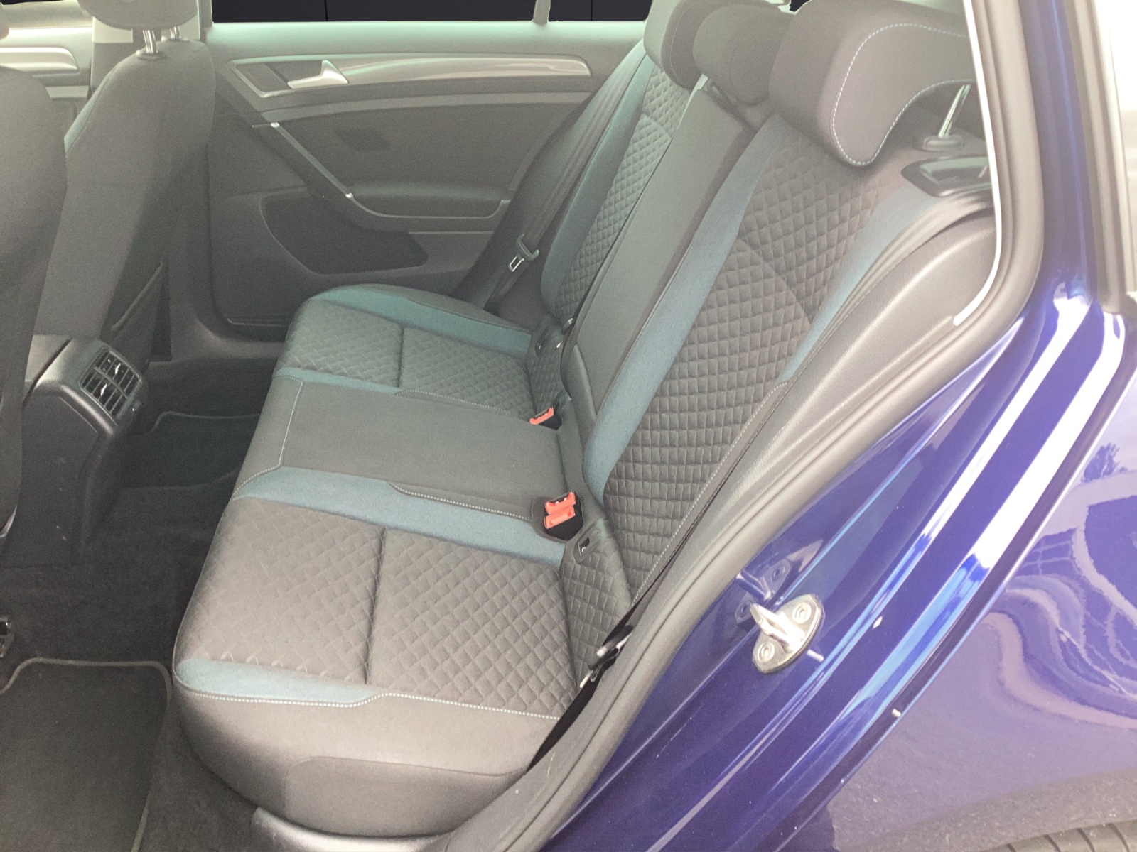 Fahrzeugabbildung Volkswagen Golf VII Variant IQ.DRIVE LED AHK Navi ACC Park-Assist SH LM