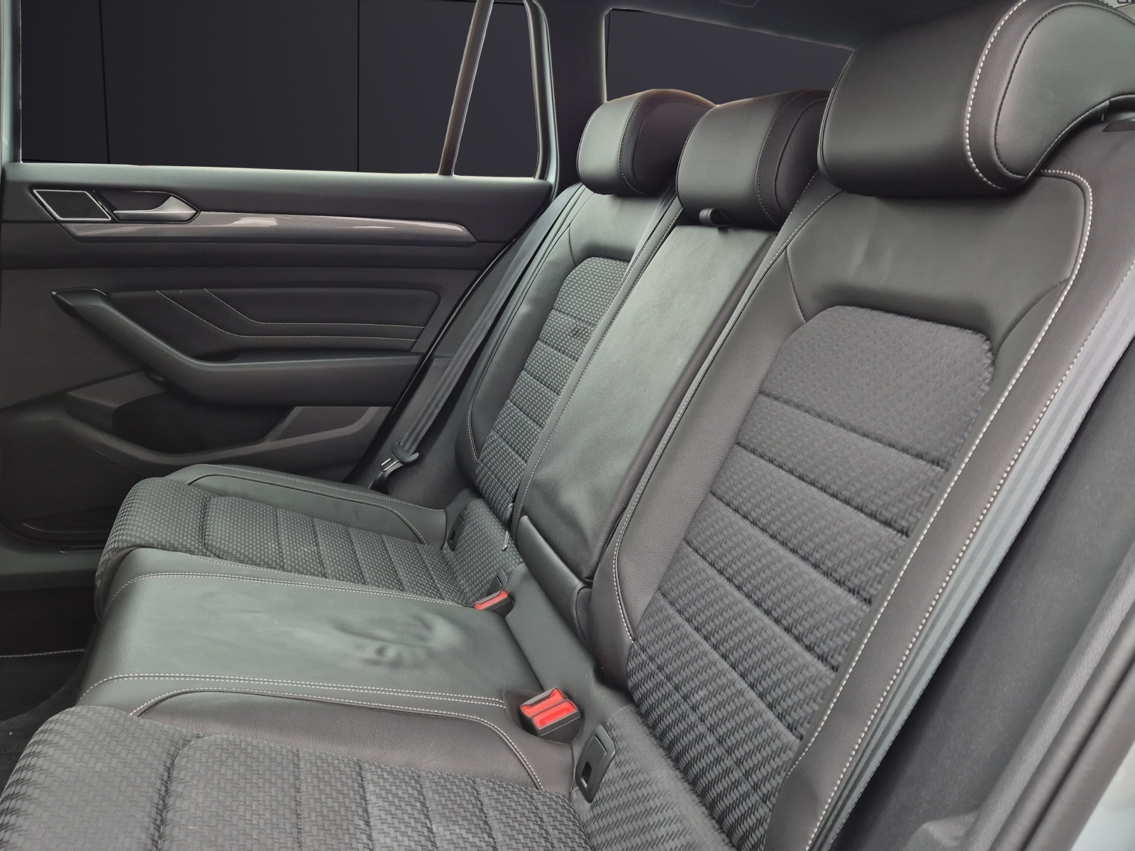 Fahrzeugabbildung Volkswagen Passat Variant TSI R-Line DSG Matrix Navi AID ACC RFK SH