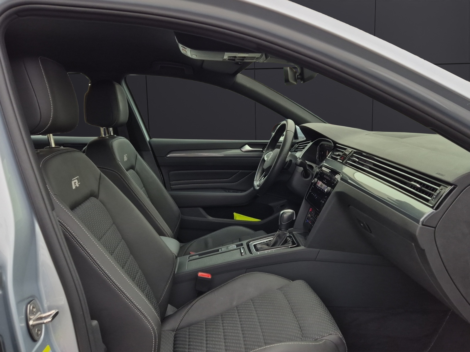 Fahrzeugabbildung Volkswagen Passat Variant TSI R-Line DSG Matrix Navi AID ACC RFK SH