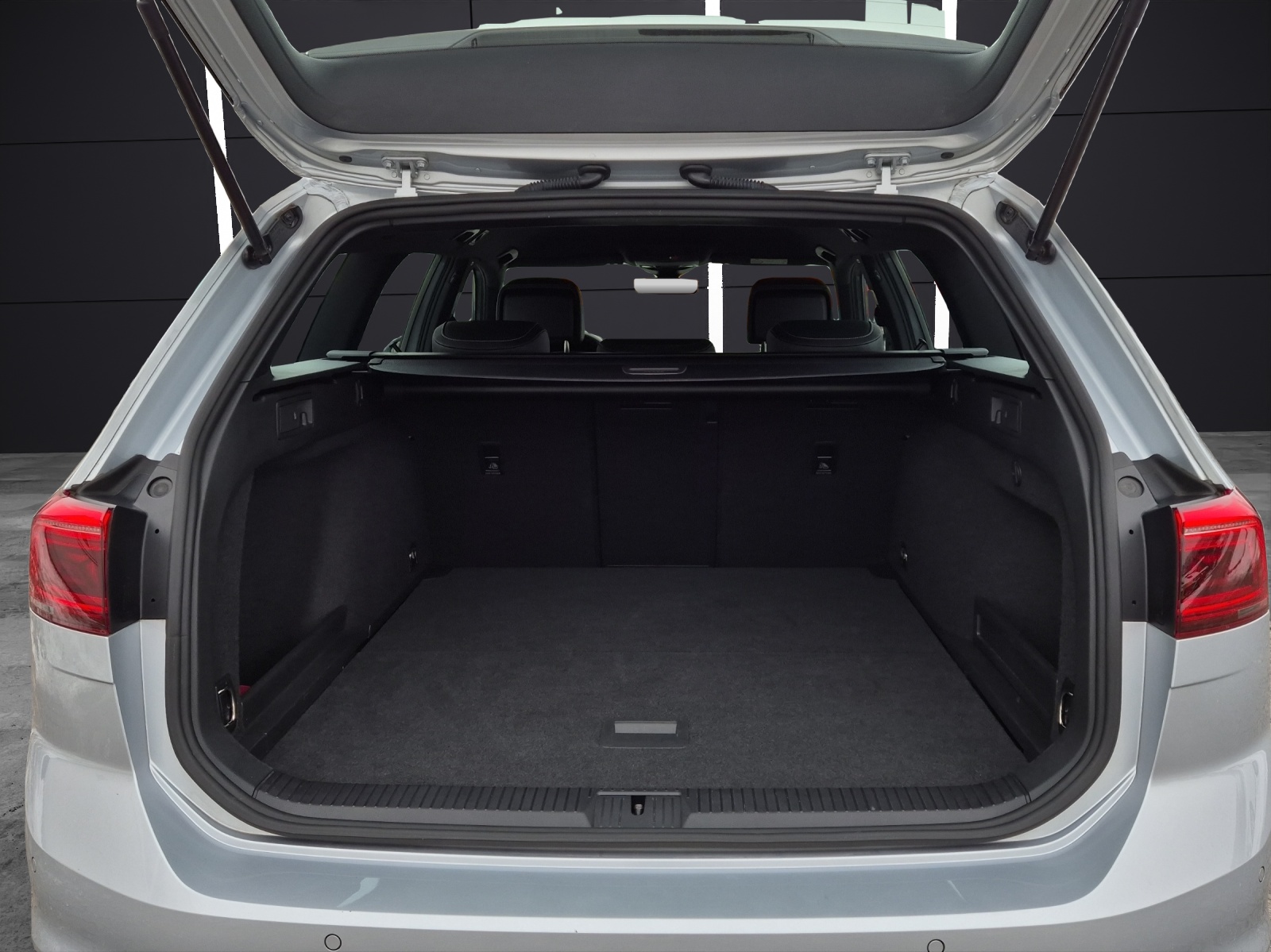 Fahrzeugabbildung Volkswagen Passat Variant TSI R-Line DSG Matrix Navi AID ACC RFK SH