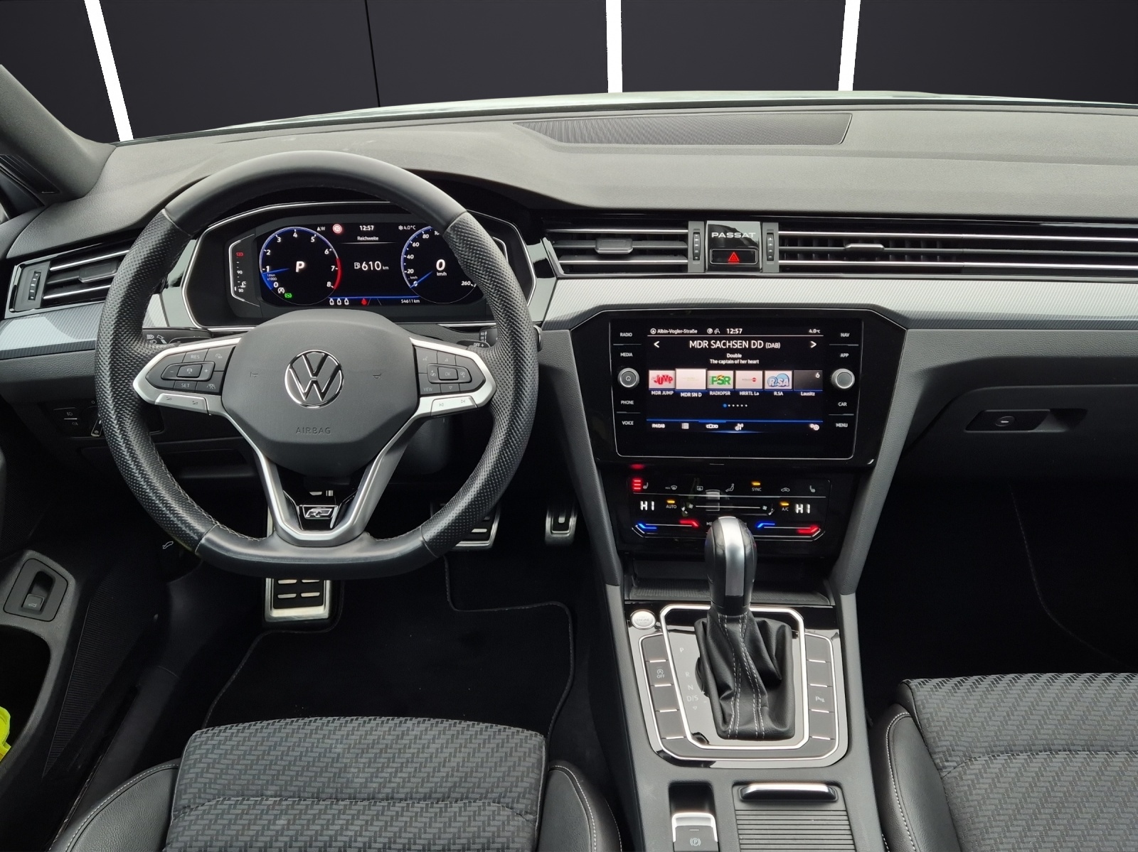 Fahrzeugabbildung Volkswagen Passat Variant TSI R-Line DSG Matrix Navi AID ACC RFK SH