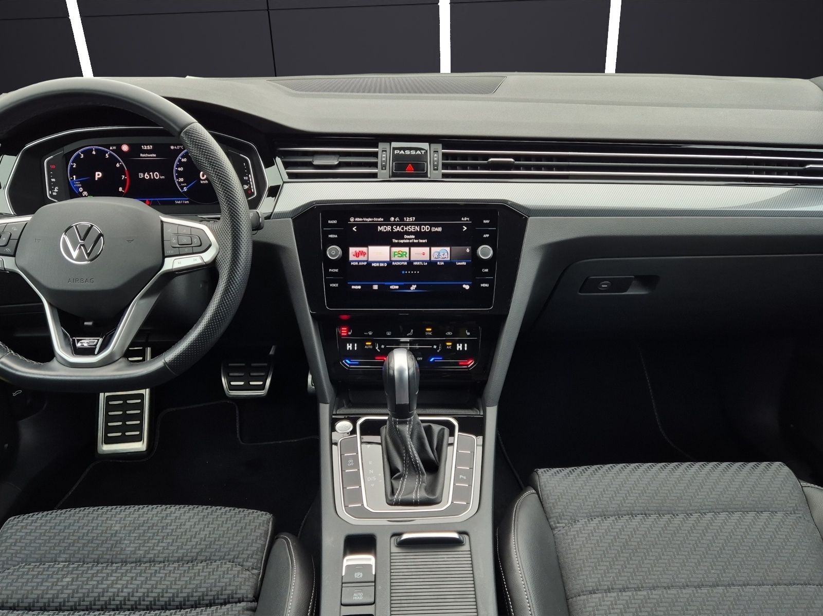 Fahrzeugabbildung Volkswagen Passat Variant TSI R-Line DSG Matrix Navi AID ACC RFK SH