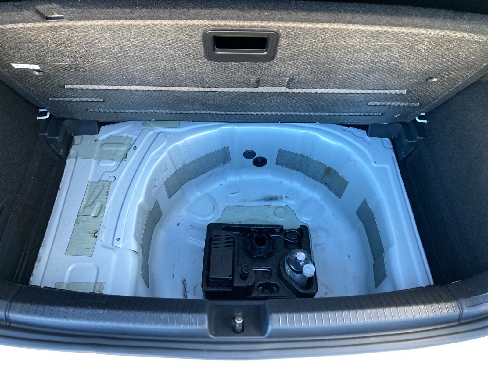 Fahrzeugabbildung Volkswagen Polo TSI Active DSG LED Navi ACC PDC SH