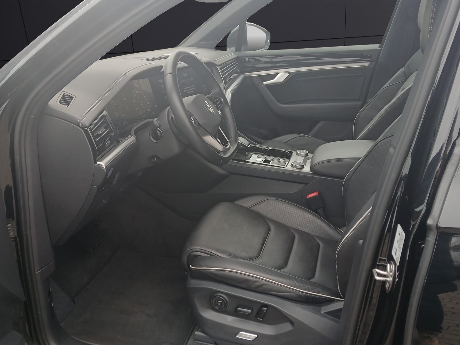 Fahrzeugabbildung Volkswagen Touareg eHybrid Elegance 4M Matrix AHK HUD Pano Leder AID ACC RFK SH 21