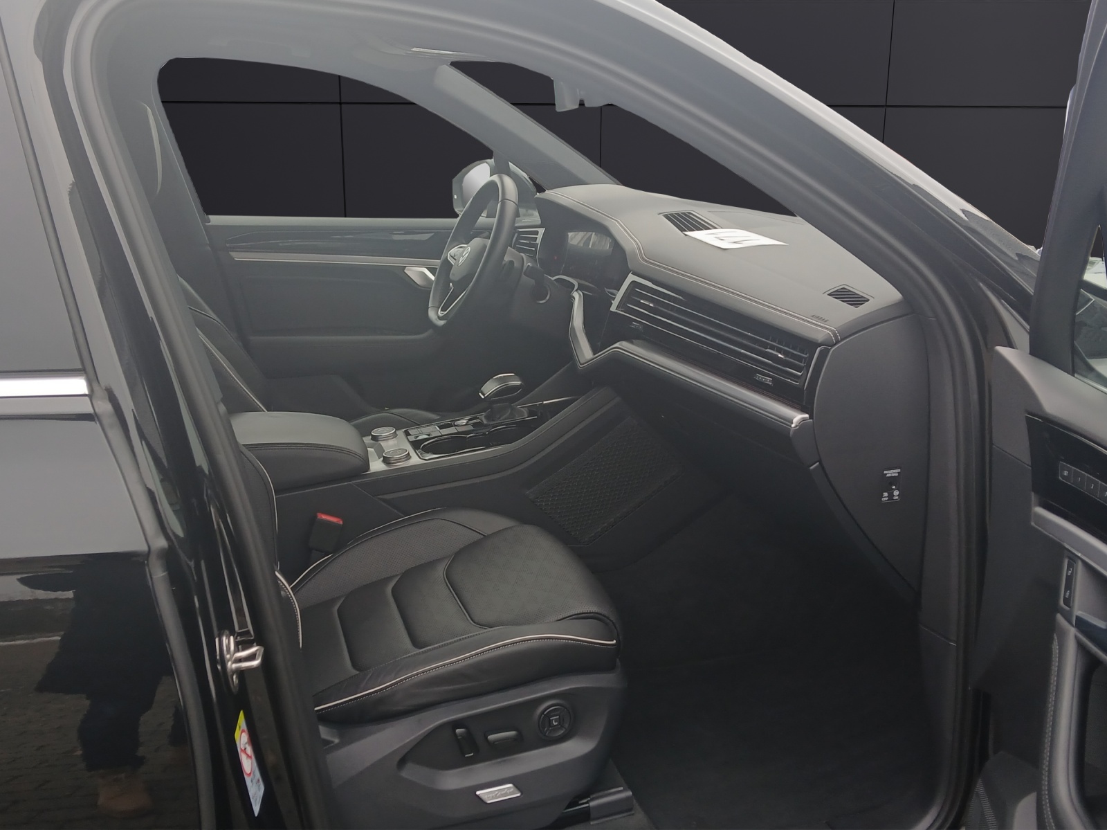 Fahrzeugabbildung Volkswagen Touareg eHybrid Elegance 4M Matrix AHK HUD Pano Leder AID ACC RFK SH 21