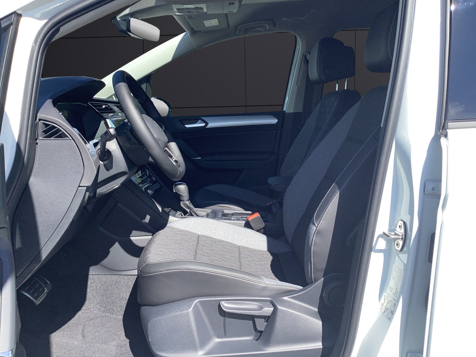 Fahrzeugabbildung Volkswagen Touran TSI Comfortline DSG LED AHK Navi AID ACC RFK SH