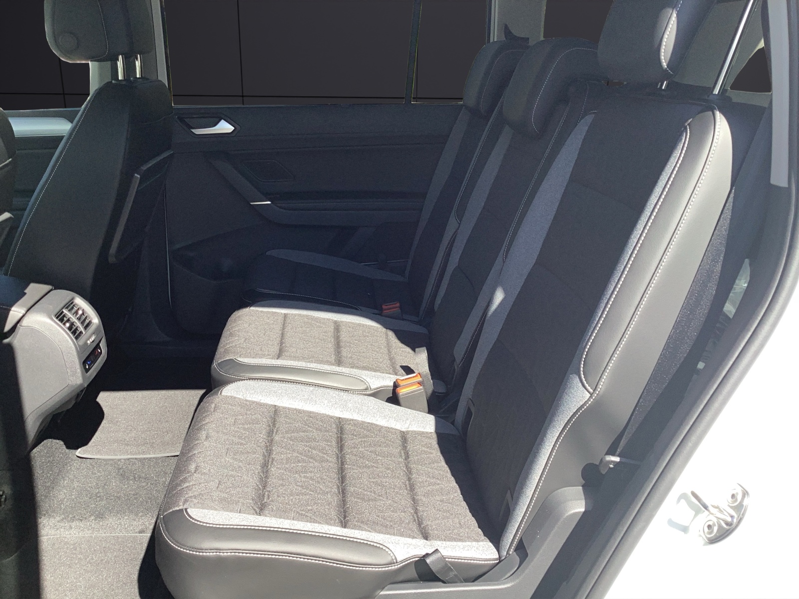 Fahrzeugabbildung Volkswagen Touran TSI Comfortline DSG LED AHK Navi AID ACC RFK SH