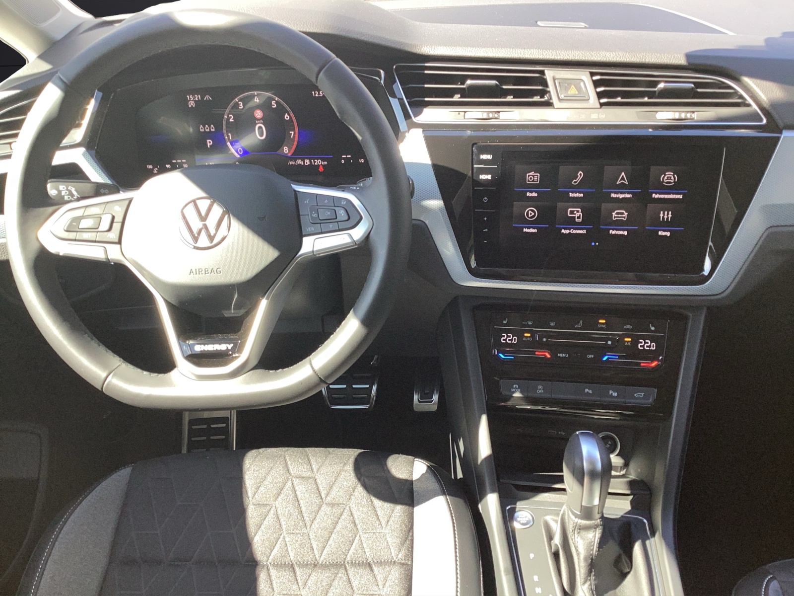 Fahrzeugabbildung Volkswagen Touran TSI Comfortline DSG LED AHK Navi AID ACC RFK SH