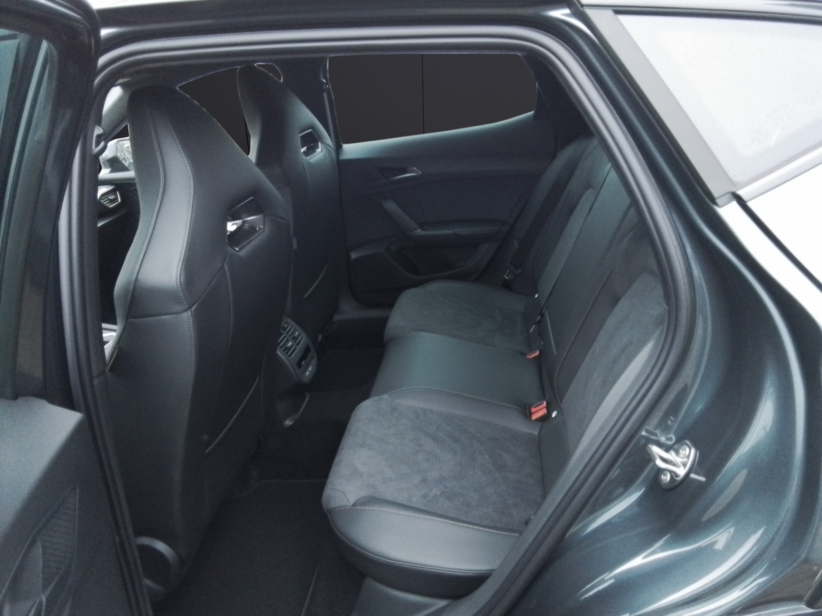 Fahrzeugabbildung CUPRA Formentor VZ 1.5 TSI e-Hybrid 200 kW AHK