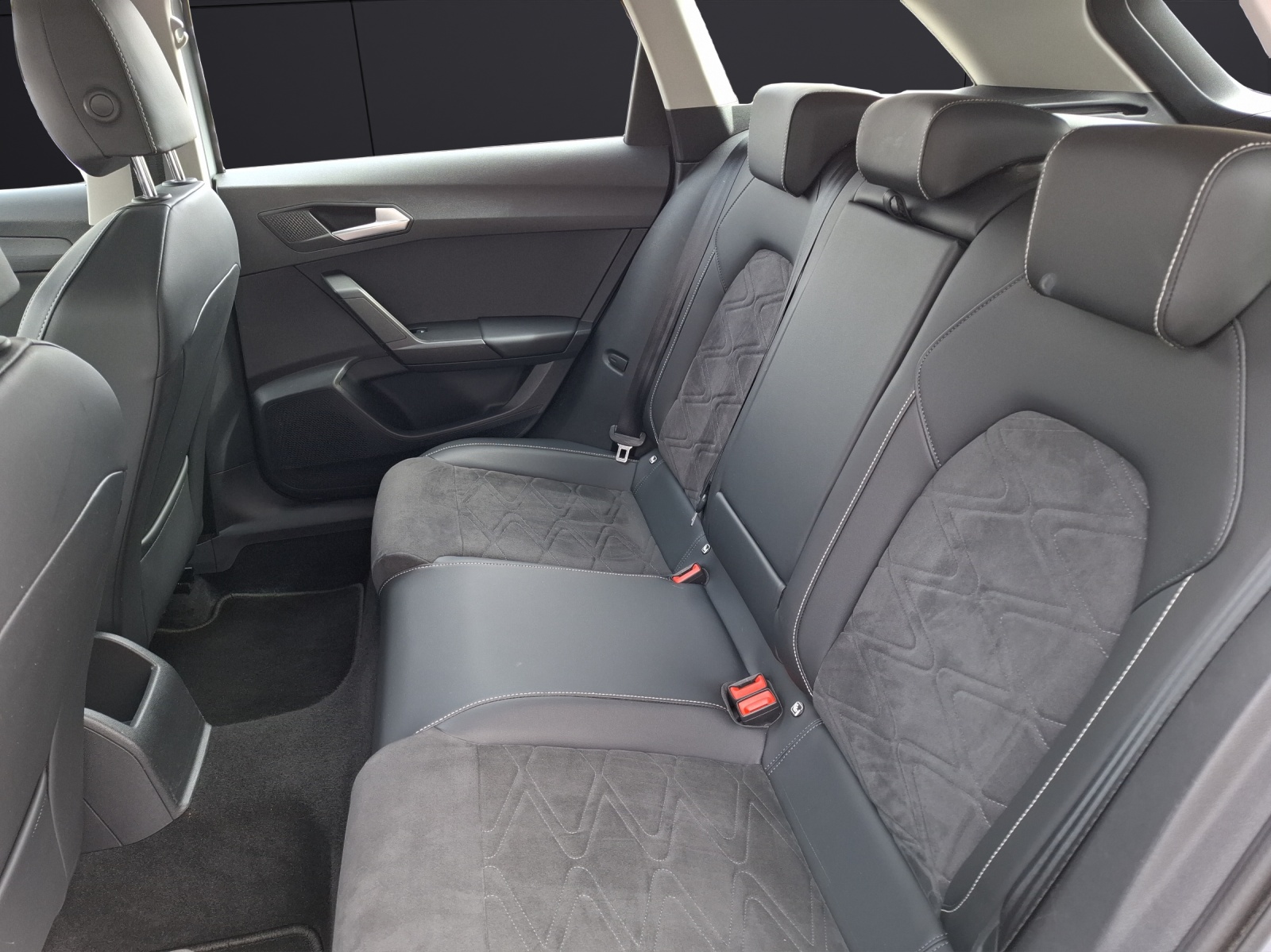 Fahrzeugabbildung SEAT Leon ST TDI Style DSG LED AHK Navi AID GRA PDC SH