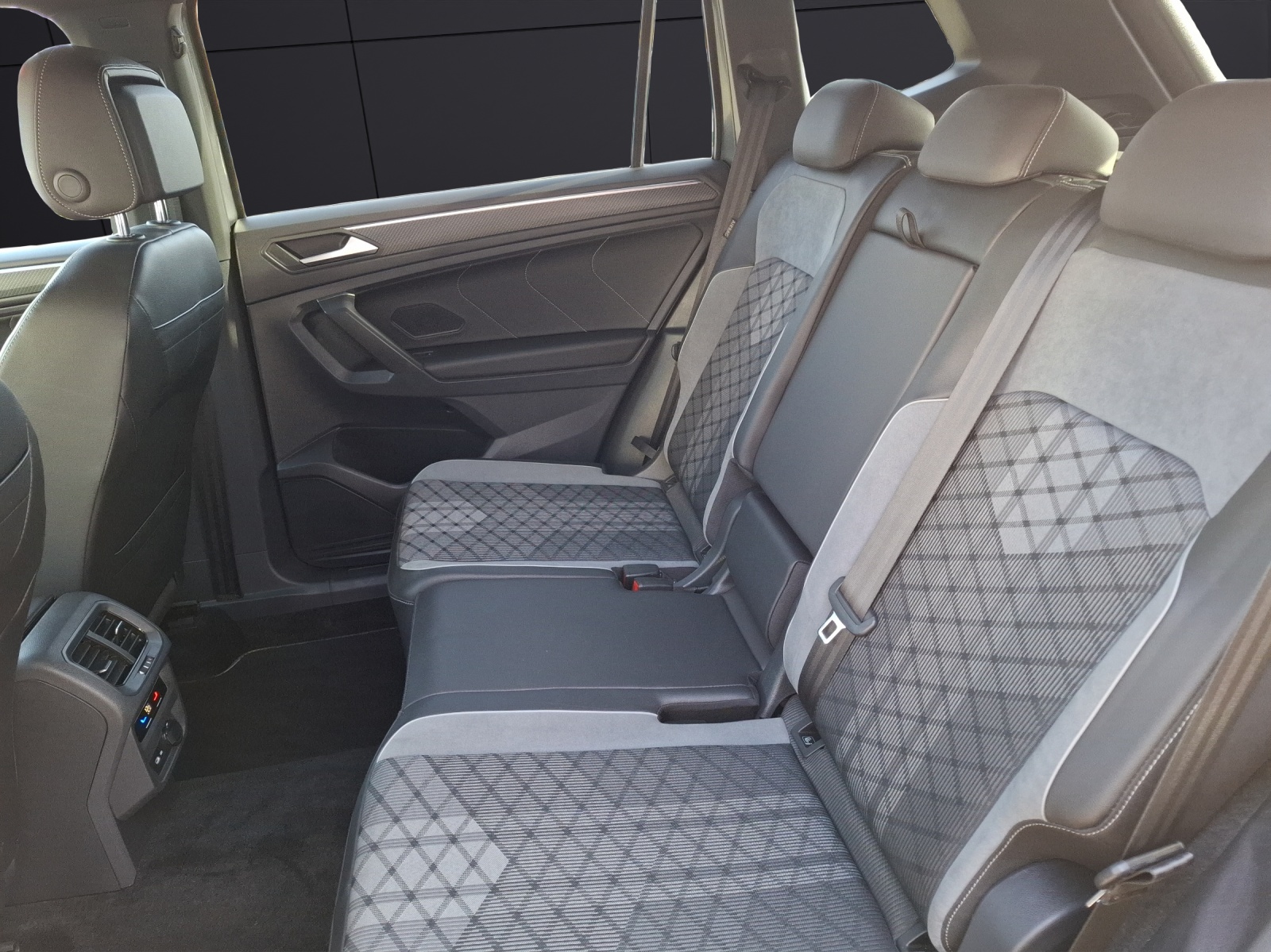 Fahrzeugabbildung Volkswagen Tiguan Allspace TDI R-Line DSG 4M Matrix AHK Navi AID ACC RFK SH 19