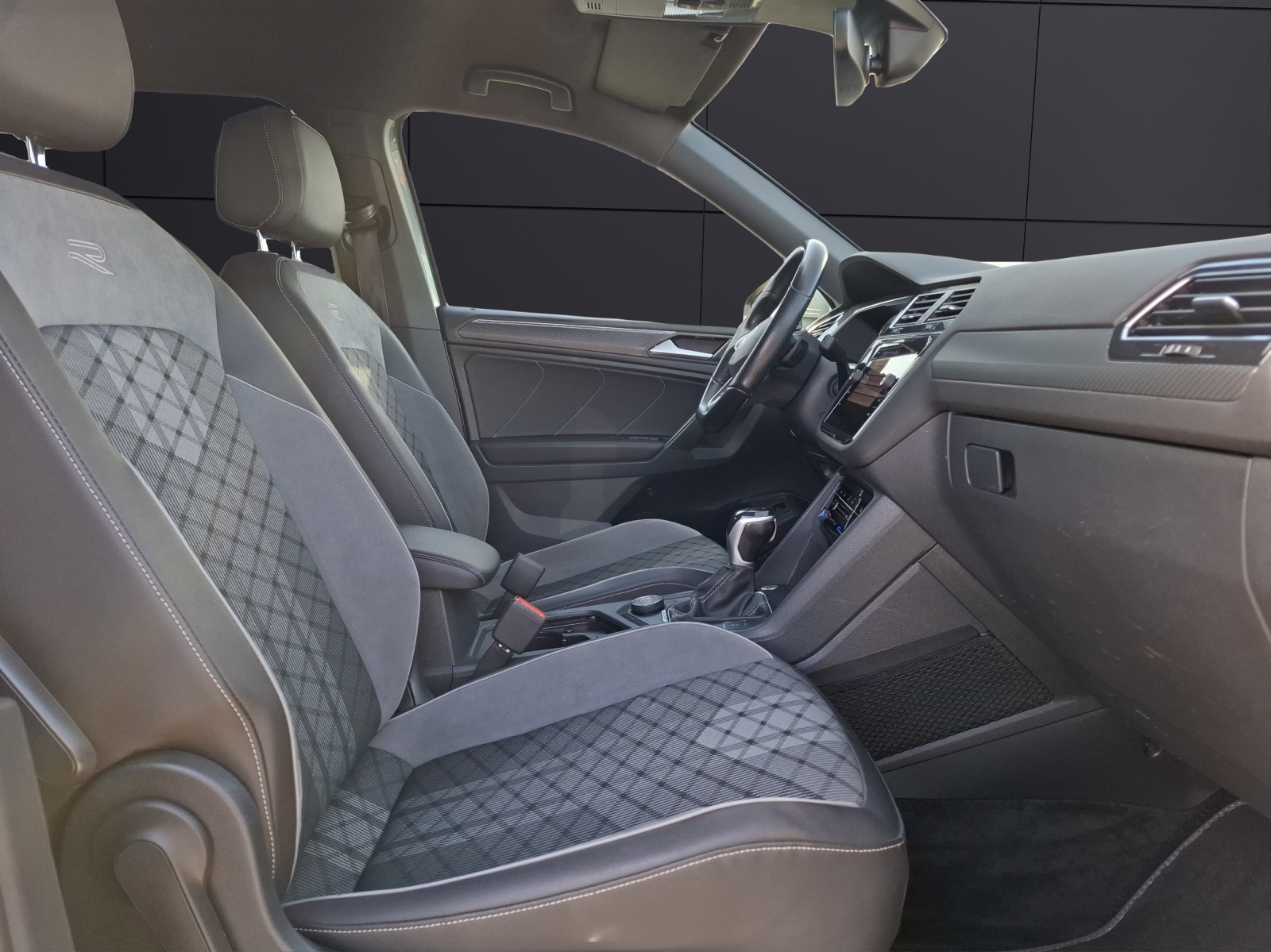 Fahrzeugabbildung Volkswagen Tiguan Allspace TDI R-Line DSG 4M Matrix AHK Navi AID ACC RFK SH 19