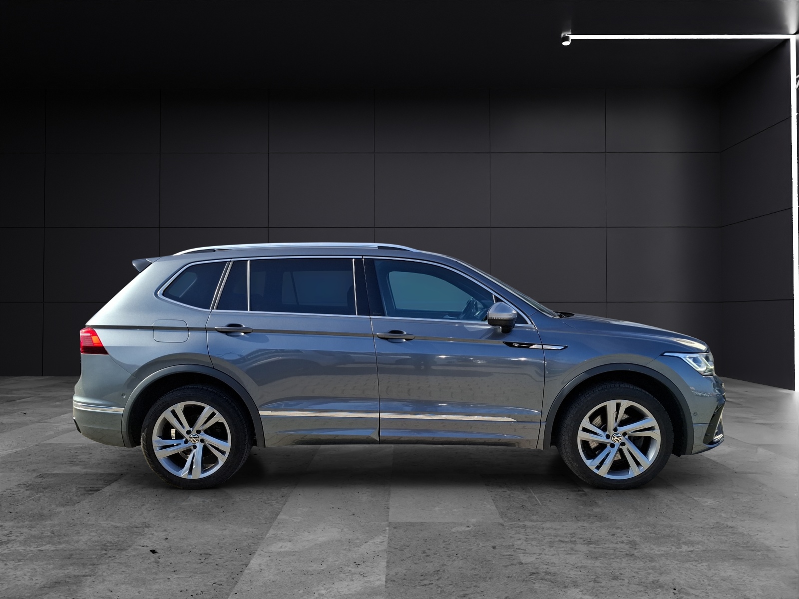 Fahrzeugabbildung Volkswagen Tiguan Allspace TDI R-Line DSG 4M Matrix AHK Navi AID ACC RFK SH 19