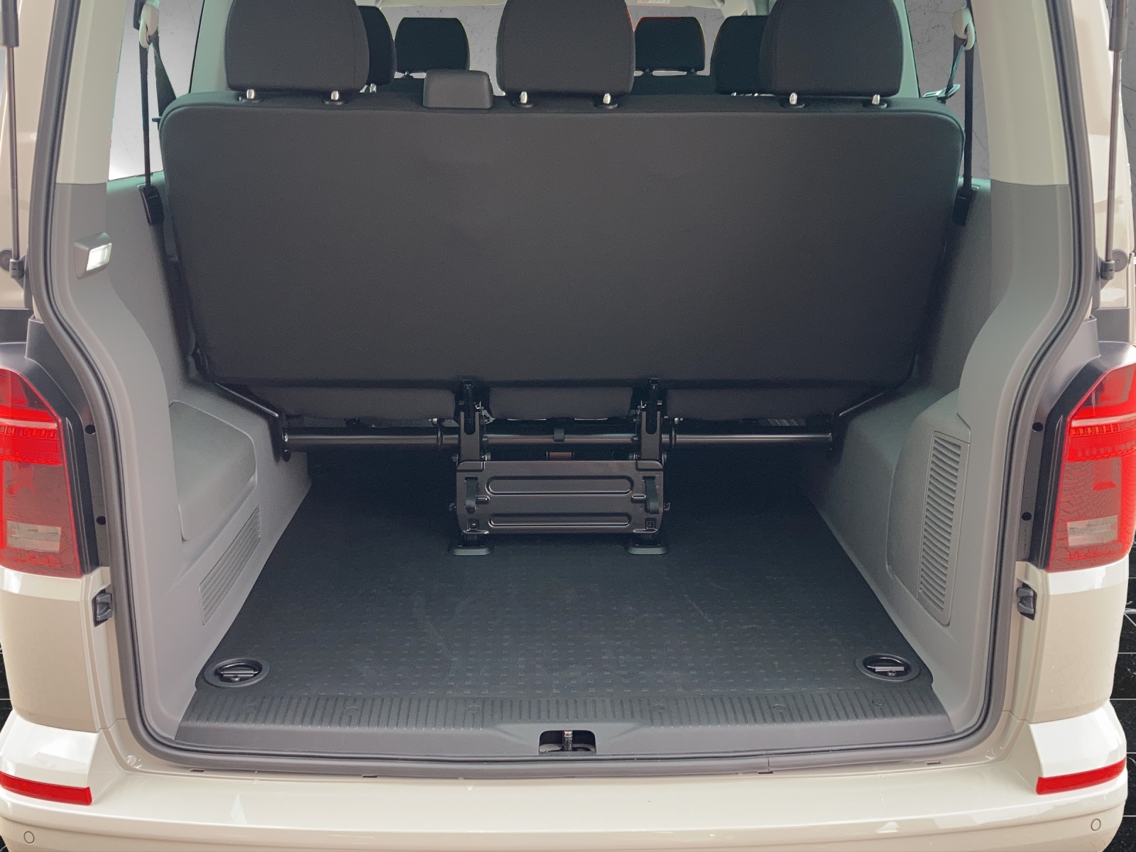 Fahrzeugabbildung Volkswagen T6 Caravelle T6.1 NAVI CLIMATR. SHZ RFK ACC