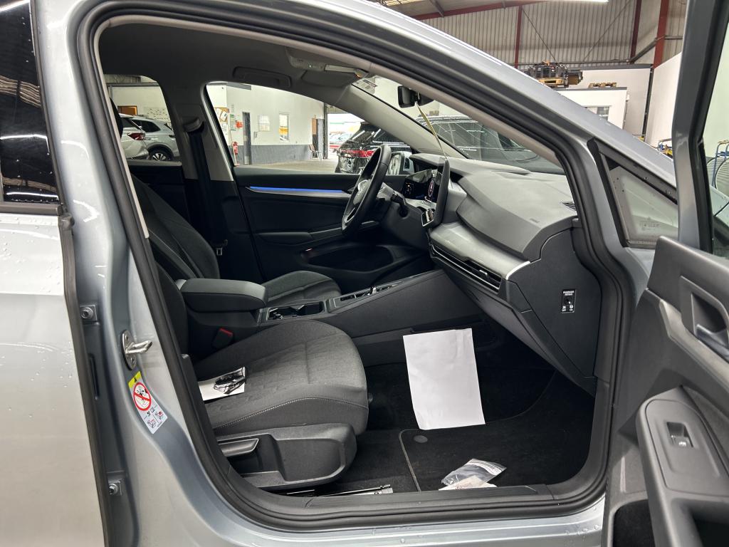 Fahrzeugabbildung Volkswagen Golf VIII Variant TDI Life DSG LED Navi AID HUD ACC RFK SH LM