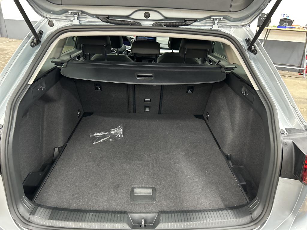 Fahrzeugabbildung Volkswagen Golf VIII Variant TDI Life DSG LED Navi AID HUD ACC RFK SH LM