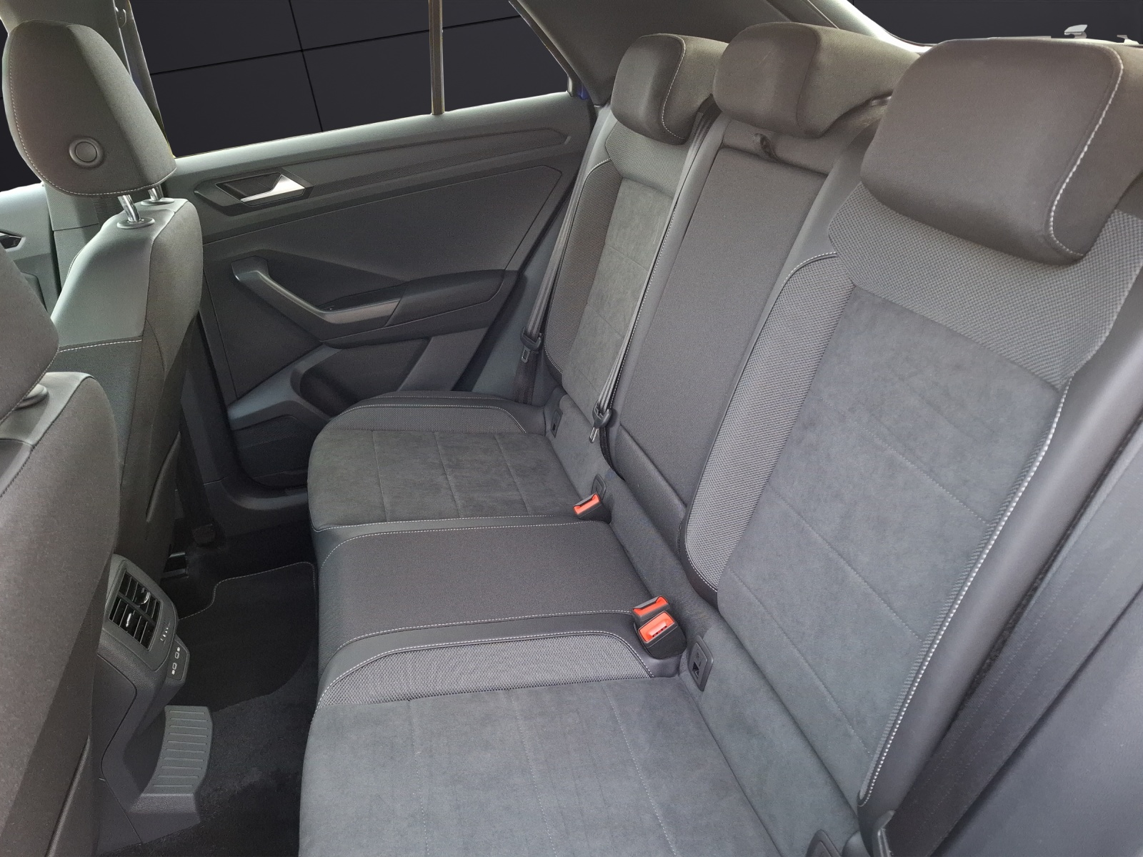 Fahrzeugabbildung Volkswagen T-Roc TSI R-Line DSG Standhzg LEDplus Navi AID ACC RFK SH