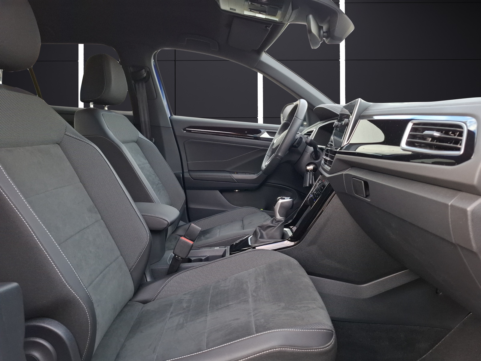 Fahrzeugabbildung Volkswagen T-Roc TSI R-Line DSG Standhzg LEDplus Navi AID ACC RFK SH