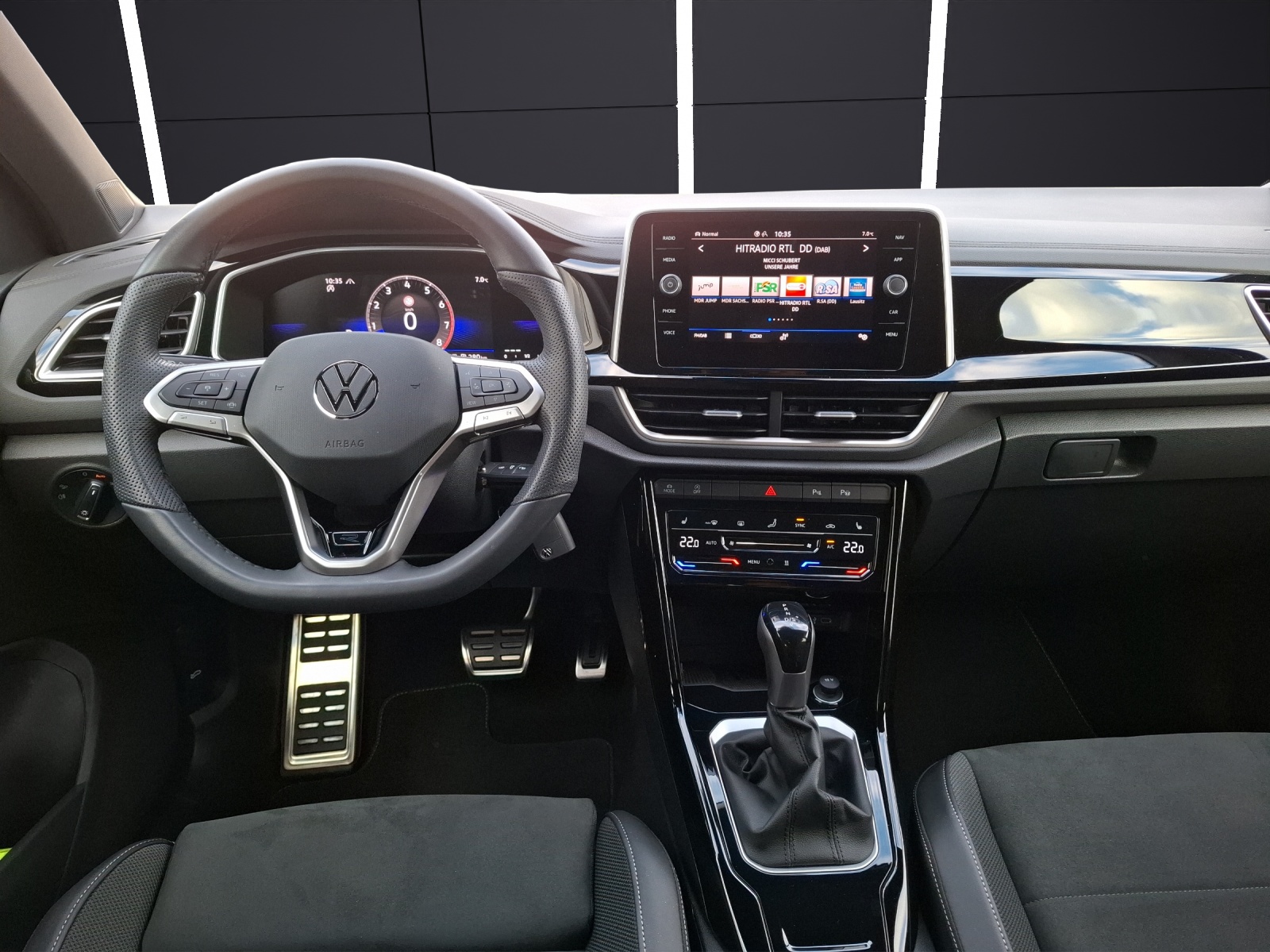 Fahrzeugabbildung Volkswagen T-Roc TSI R-Line DSG Standhzg LEDplus Navi AID ACC RFK SH