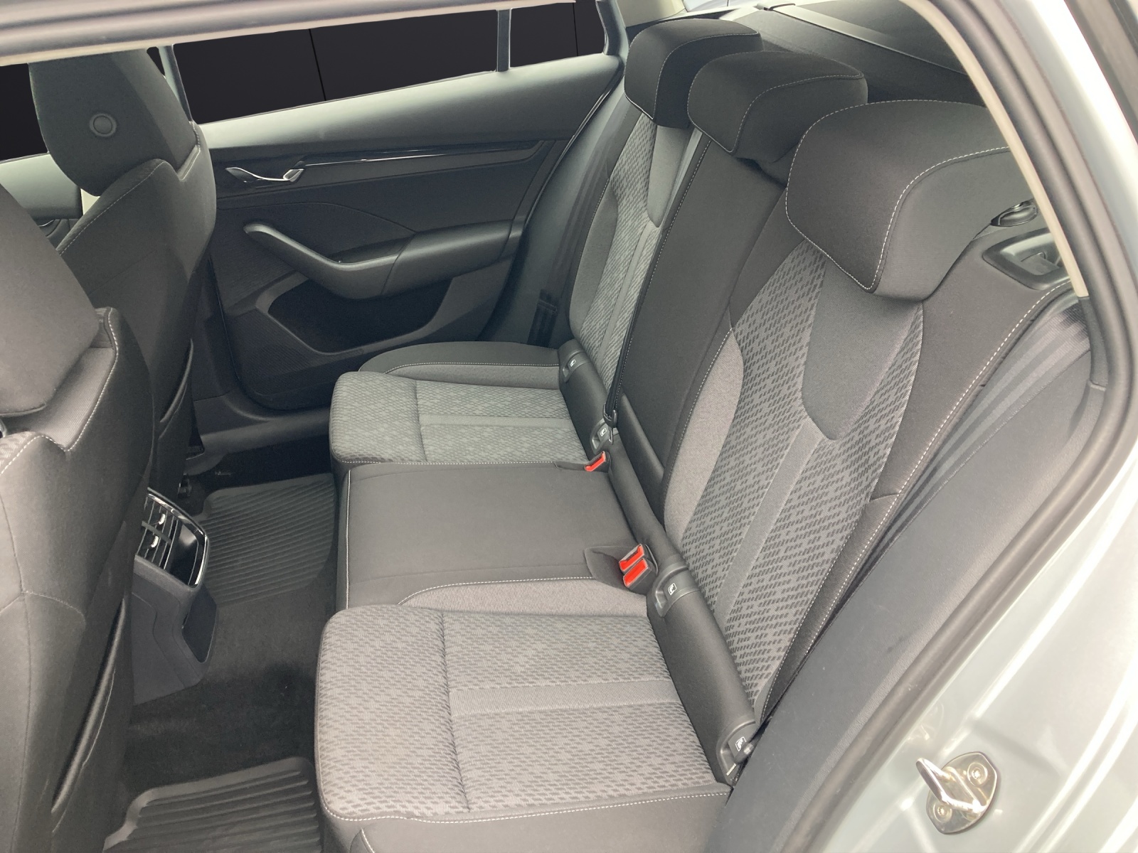 Fahrzeugabbildung SKODA Octavia Combi TDI Ambition LED AHK Navi PDC SH