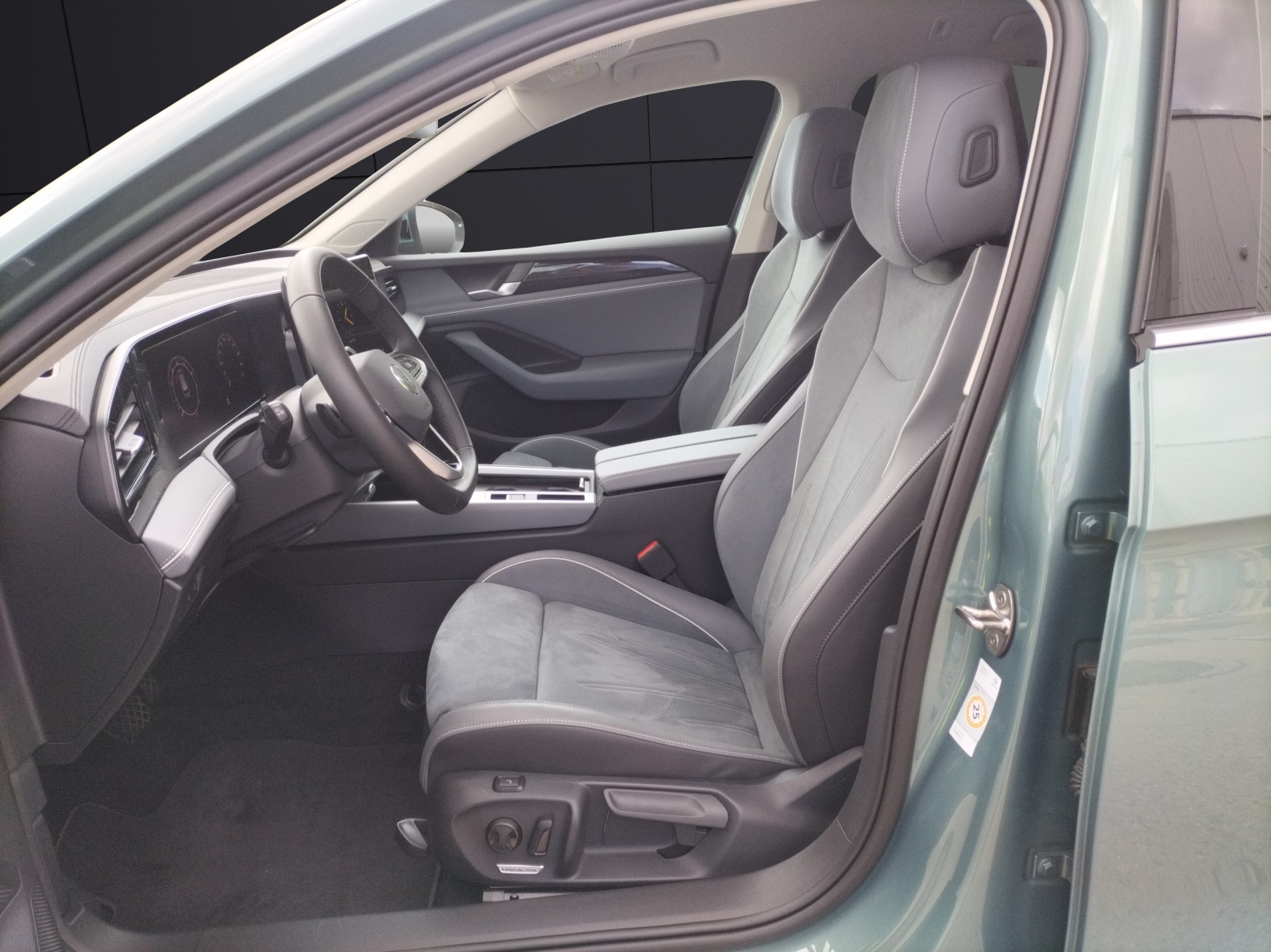 Fahrzeugabbildung Volkswagen Passat Business eTSI DSG LED ACC AHK SHZ Massage RearView Navi