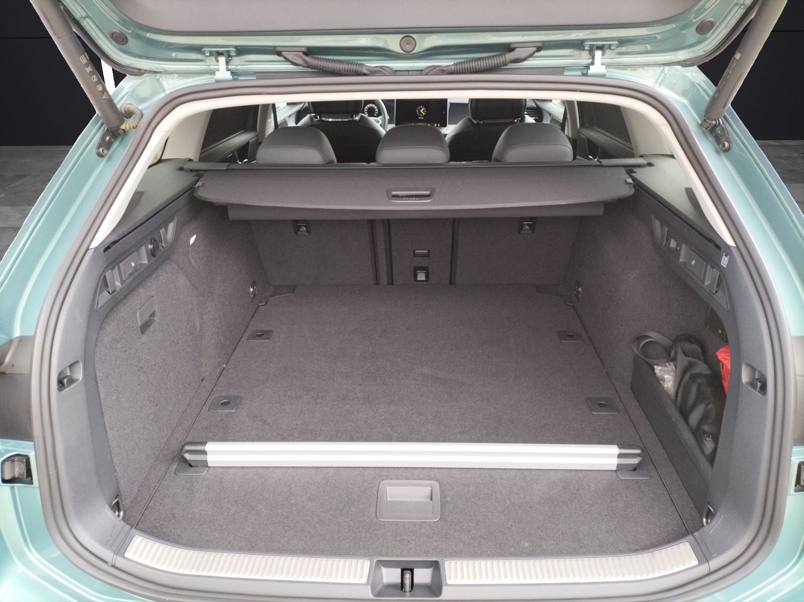 Fahrzeugabbildung Volkswagen Passat Business eTSI DSG LED ACC AHK SHZ Massage RearView Navi