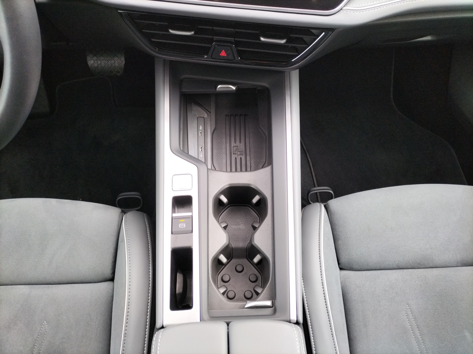 Fahrzeugabbildung Volkswagen Passat Business eTSI DSG LED ACC AHK SHZ Massage RearView Navi
