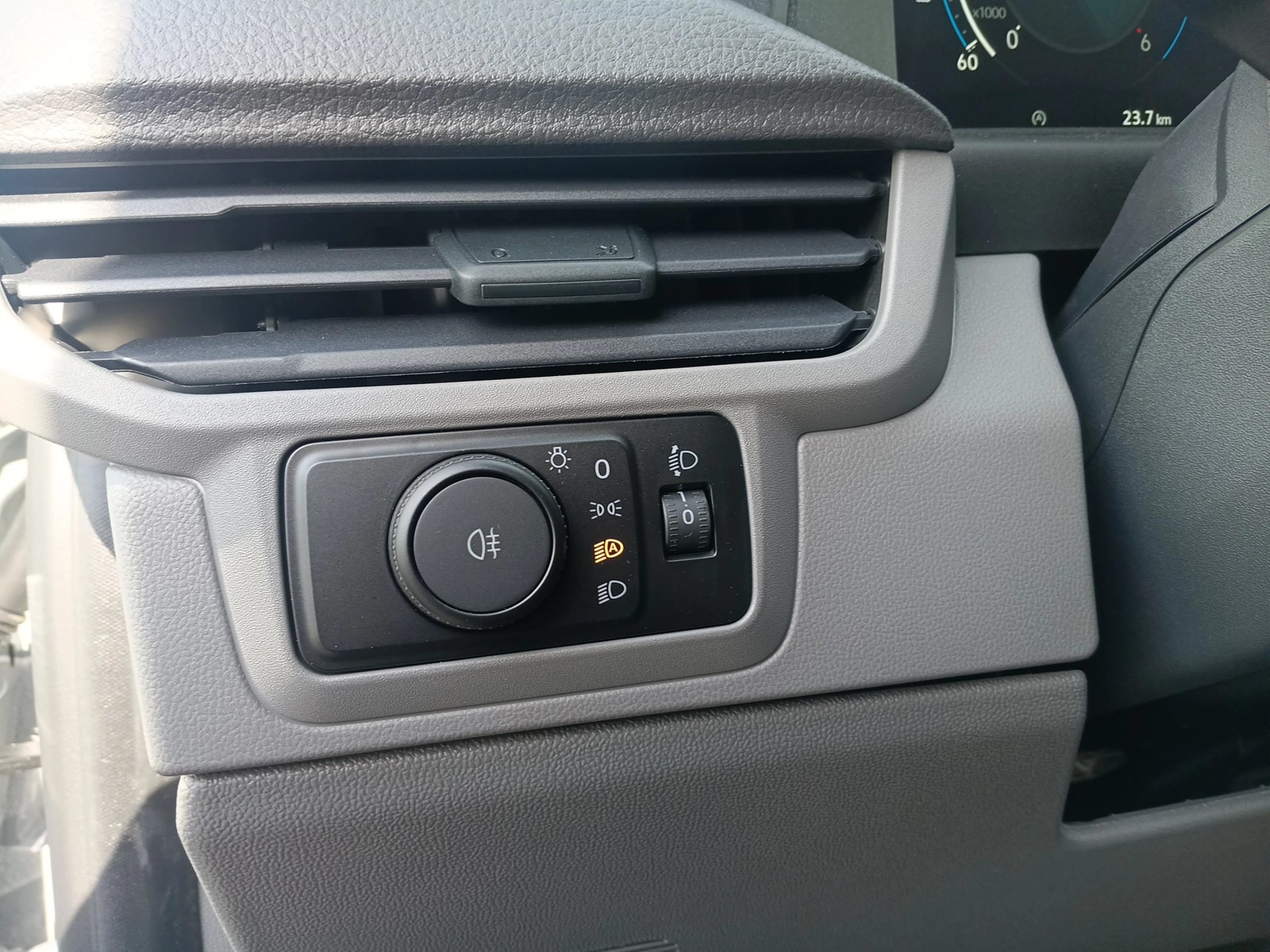 Fahrzeugabbildung Volkswagen T7 Transporter DOKA Pritsche TDI LR AHK KLIMA RFK SITZH.