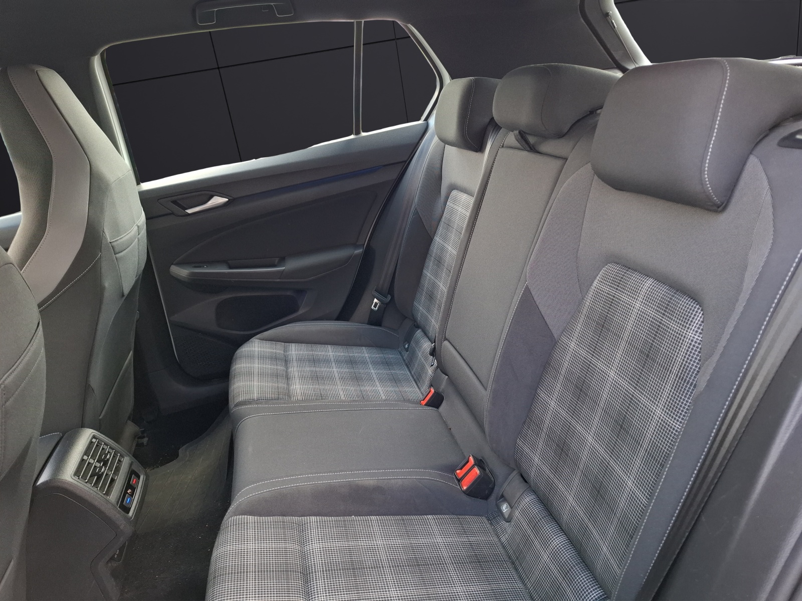 Fahrzeugabbildung Volkswagen Golf VIII GTD LEDplus Navi AID ACC PDC SH 19
