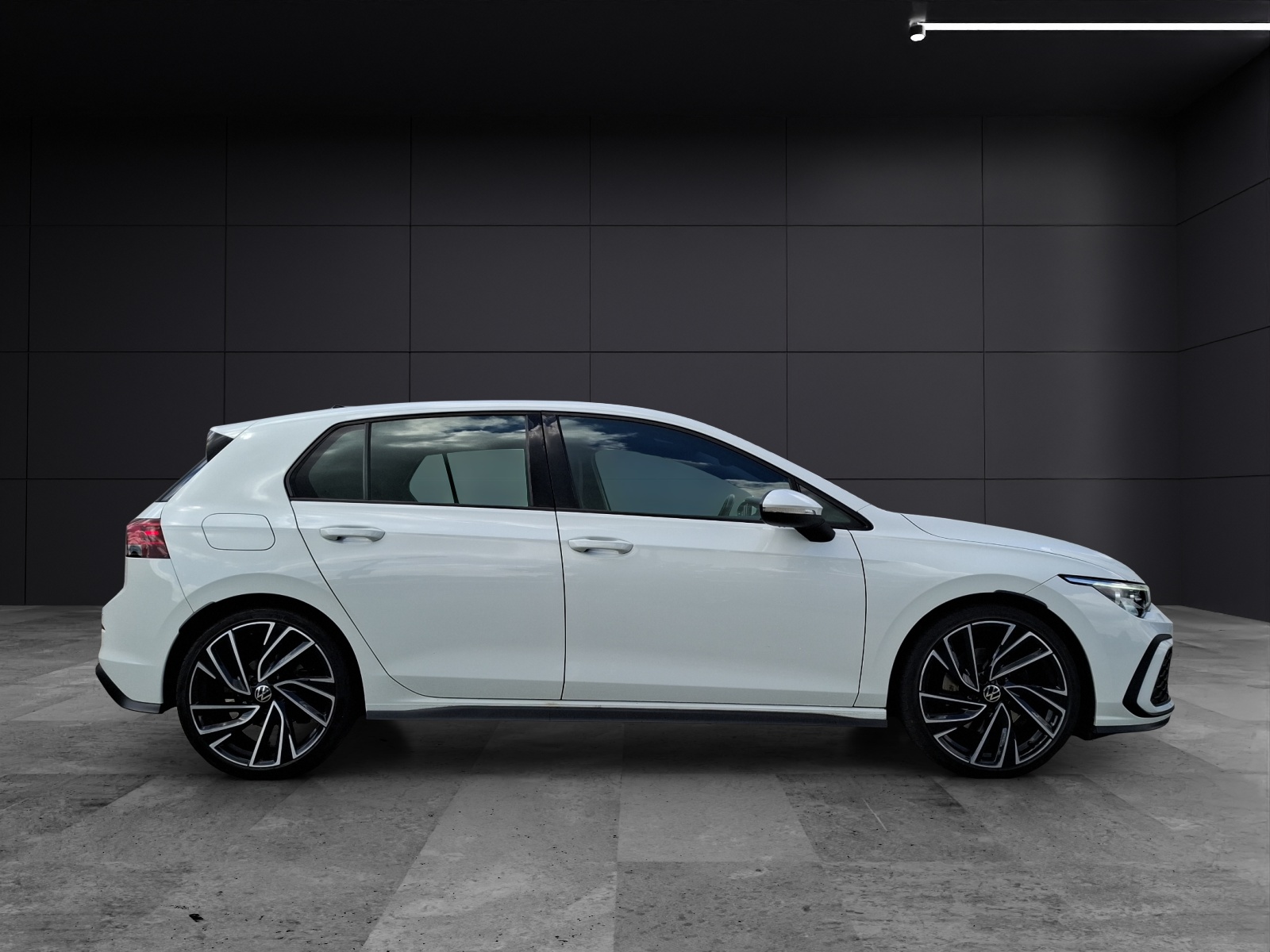 Fahrzeugabbildung Volkswagen Golf VIII GTD LEDplus Navi AID ACC PDC SH 19