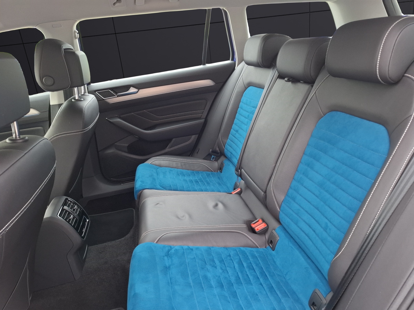 Fahrzeugabbildung Volkswagen Passat Variant TDI R-Line Elegance DSG Matrix AHK Navi AID ACC RFK