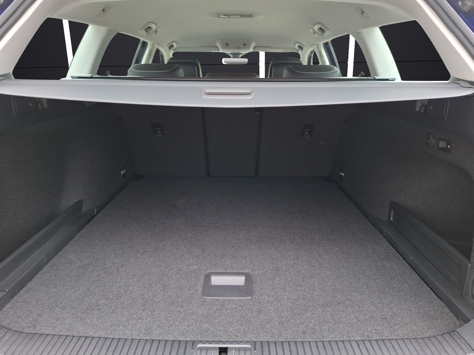 Fahrzeugabbildung Volkswagen Passat Variant TDI R-Line Elegance DSG Matrix AHK Navi AID ACC RFK