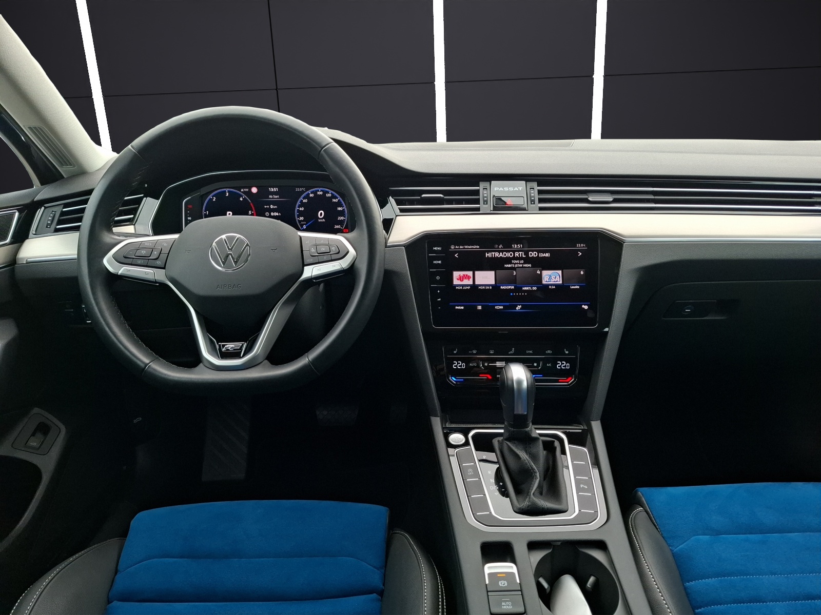 Fahrzeugabbildung Volkswagen Passat Variant TDI R-Line Elegance DSG Matrix AHK Navi AID ACC RFK