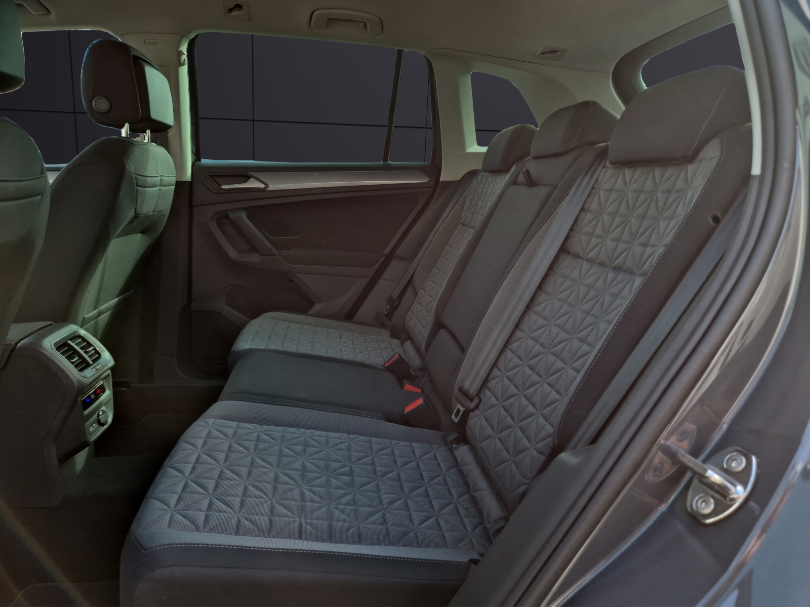 Fahrzeugabbildung Volkswagen Tiguan TDI Life DSG LED Navi AHK ACC Park-Assist SH LM