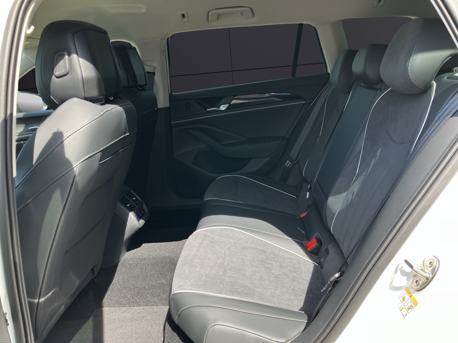 Fahrzeugabbildung Volkswagen Passat TDI Business IQ-LED DCC AHZV Business-Premium