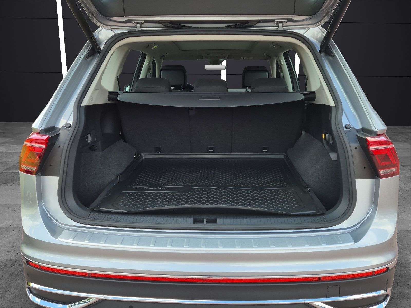 Fahrzeugabbildung Volkswagen Tiguan Allspace TSI Elegance DSG 4M Matrix Navi AID HUD Pano ACC RFK SH 19