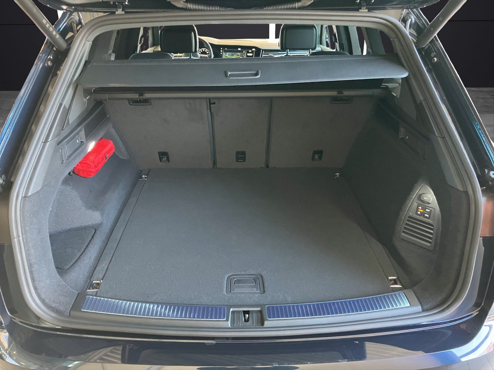 Fahrzeugabbildung Volkswagen Touareg R-Line Final Edition AHZV STANDH. DYNAUDIO