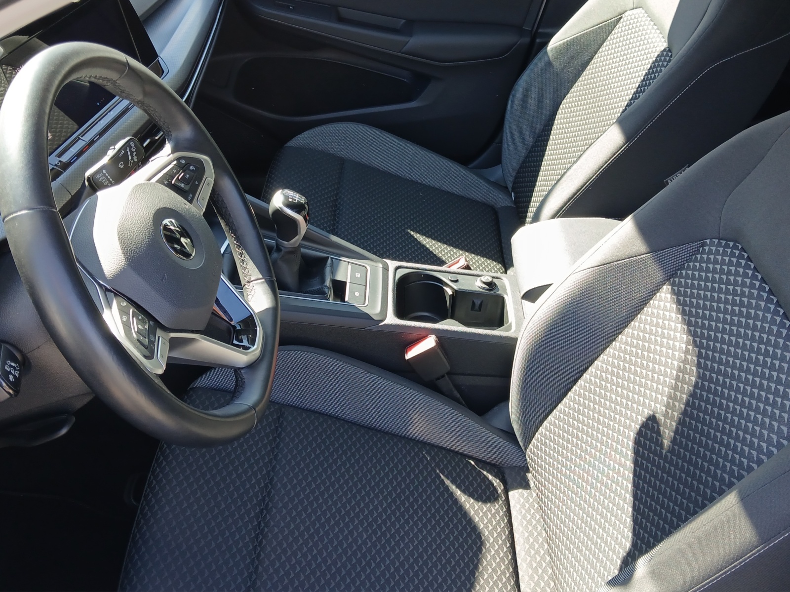 Fahrzeugabbildung Volkswagen Golf VIII TSI Active Standhzg. LEDplus Navi AID HUD ACC RFK SH