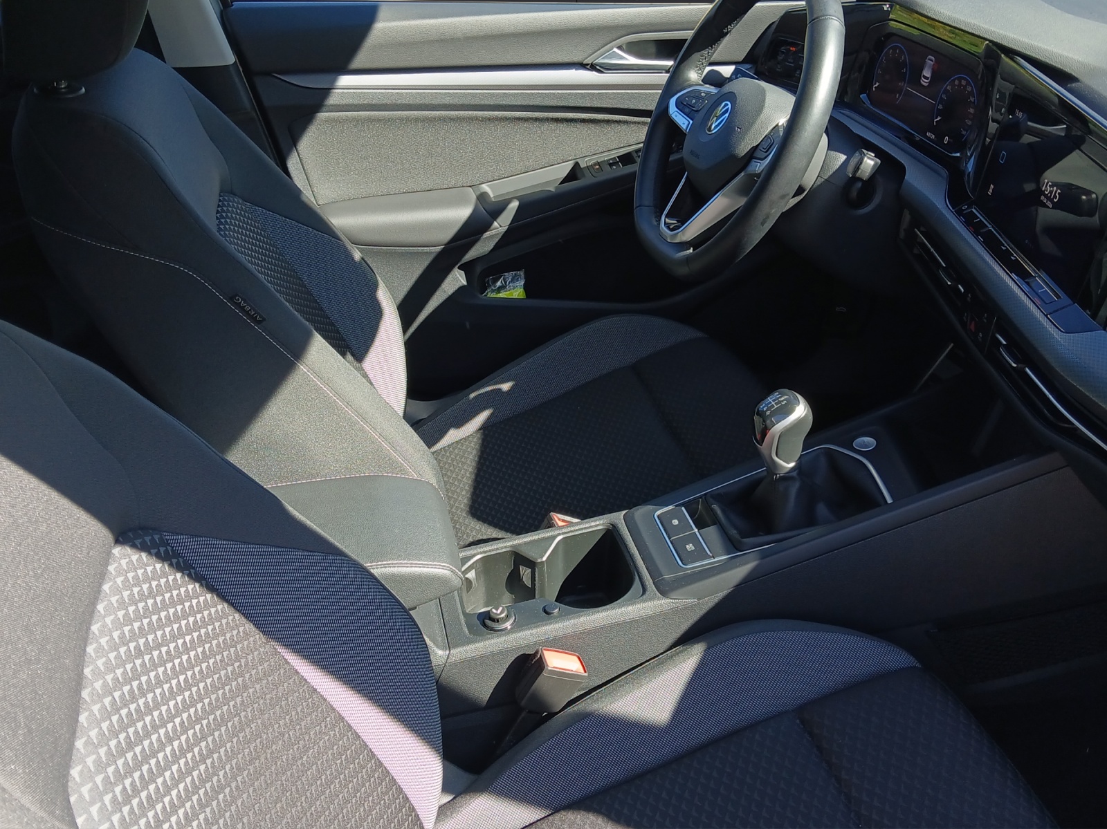 Fahrzeugabbildung Volkswagen Golf VIII TSI Active Standhzg. LEDplus Navi AID HUD ACC RFK SH