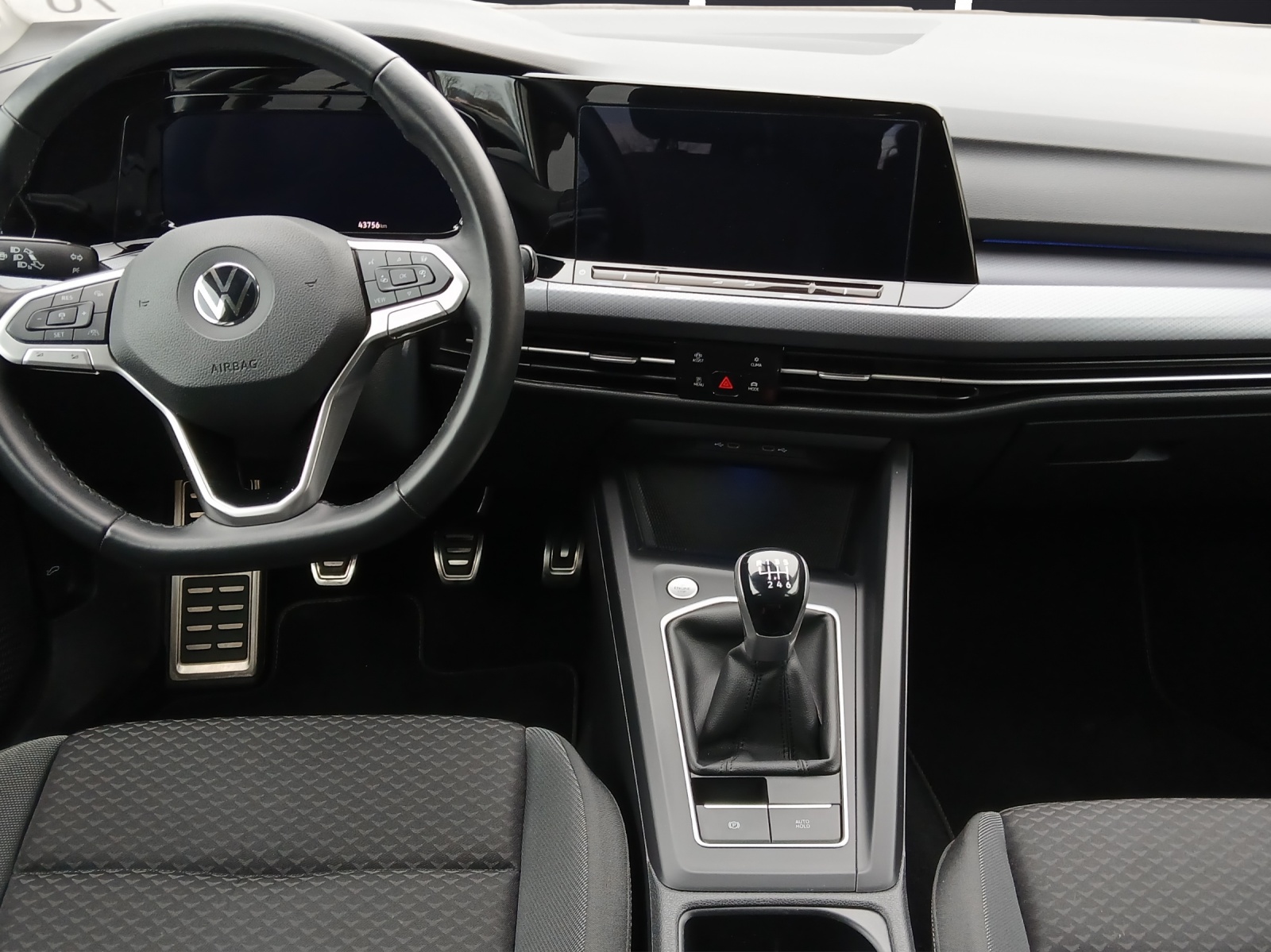 Fahrzeugabbildung Volkswagen Golf VIII TSI Active Standhzg. LEDplus Navi AID HUD ACC RFK SH