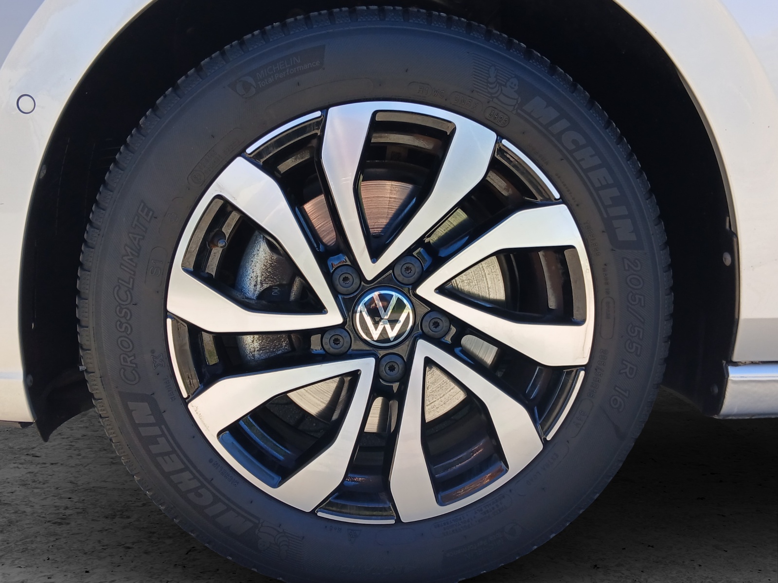 Fahrzeugabbildung Volkswagen Golf VIII TSI Active Standhzg. LEDplus Navi AID HUD ACC RFK SH